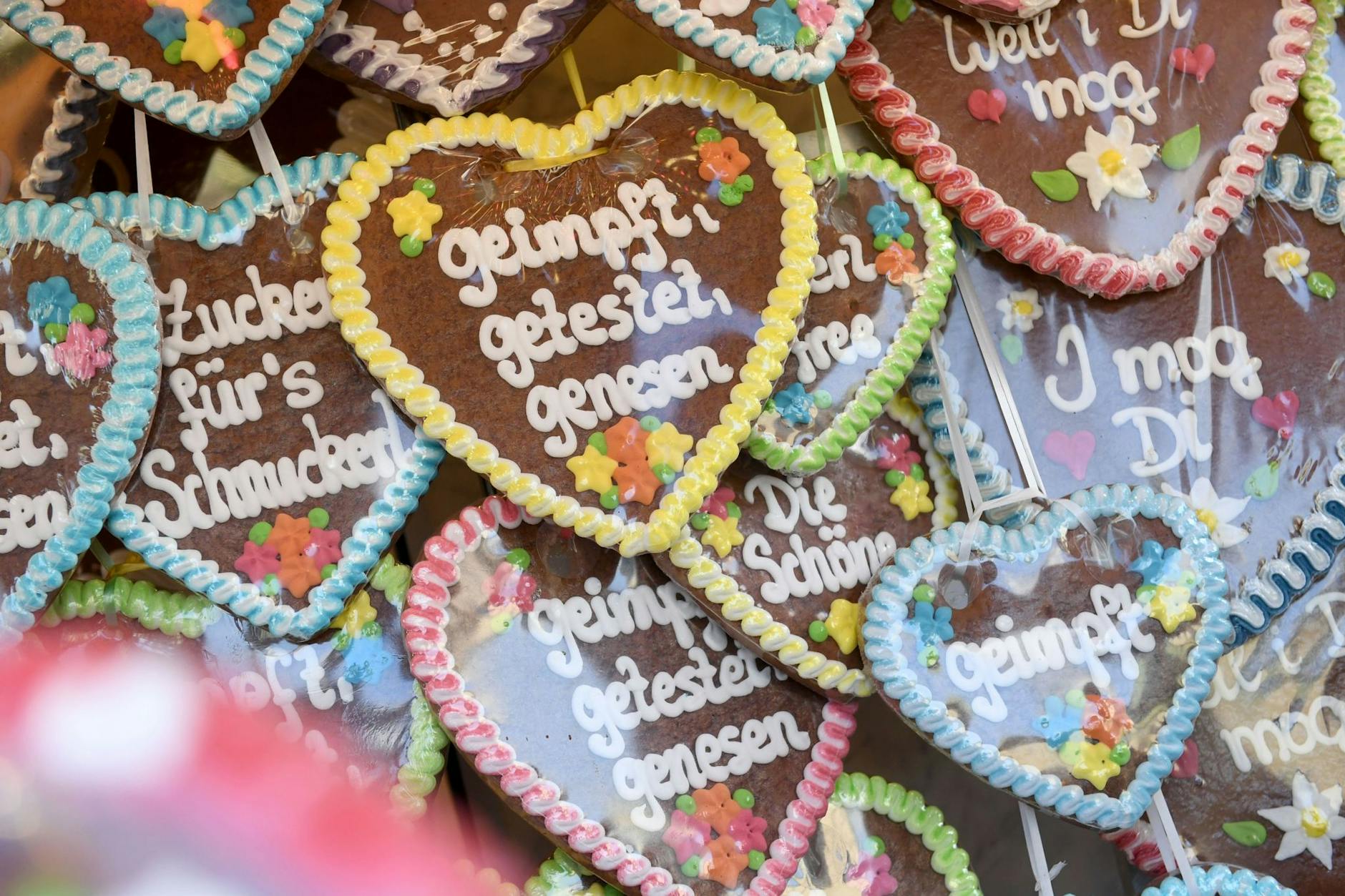Wiesnherzen mit der Aufschrift «Geimpft, getestet, genesen» sind auf dem Oktoberfest zu sehen. Die Wiesn findet vom 17. September bis 3. Oktober 2022 statt.