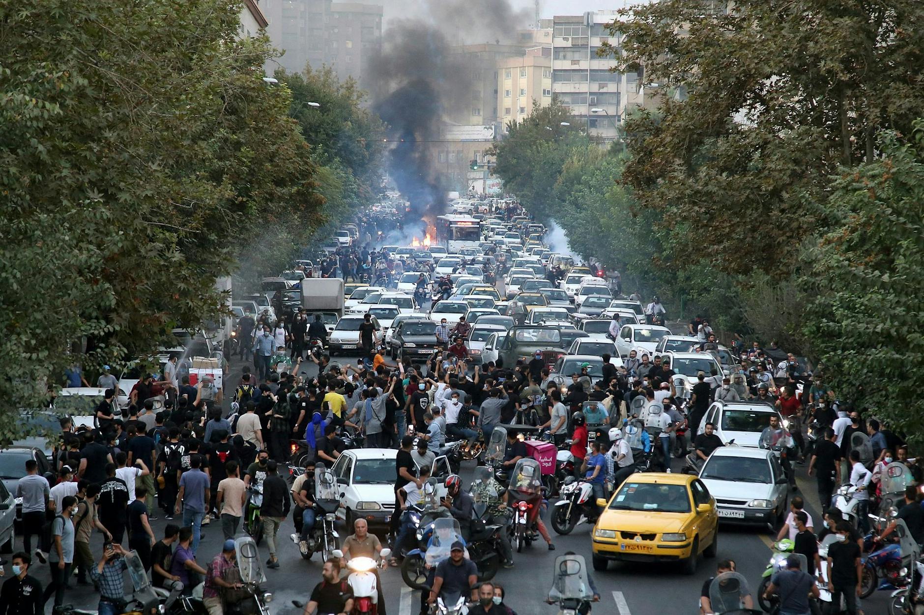 ARCHIV - Demonstranten protestieren am vergangenen Mittwoch in Teheran.