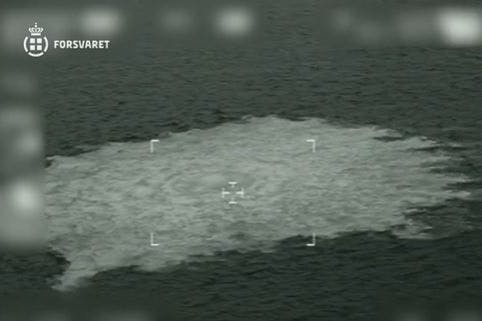 Ein Screenshot von dem Video der dänischen Marine zeigt, wie das Gas die Wasseroberfläche der Ostsee zum Brodeln bringt.