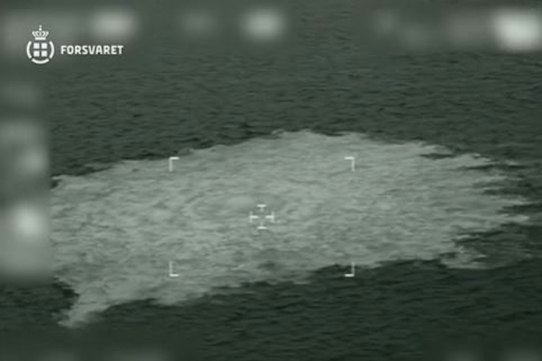 Ein Screenshot von dem Video der dänischen Marine zeigt, wie das Gas die Wasseroberfläche der Ostsee zum Brodeln bringt.