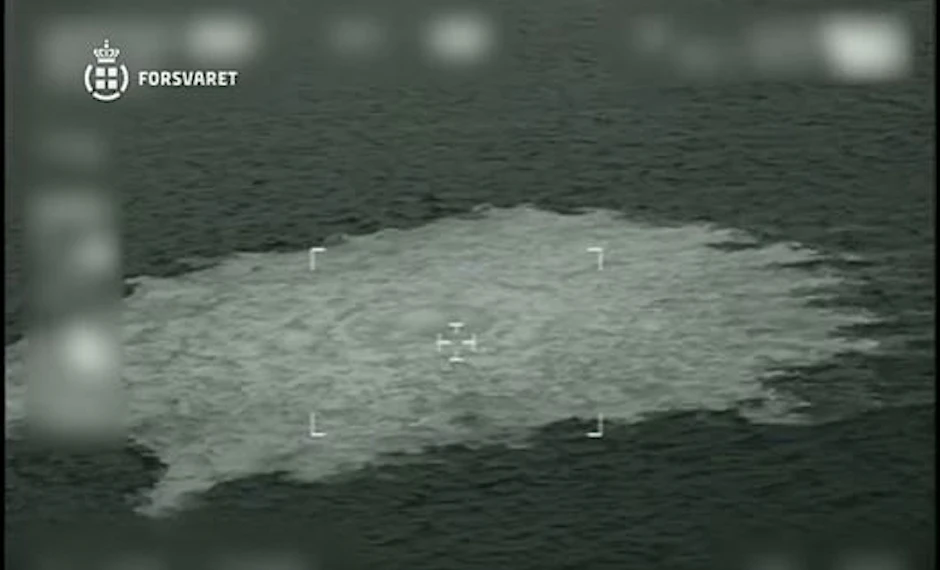 Ein Screenshot von dem Video der dänischen Marine zeigt, wie das Gas die Wasseroberfläche der Ostsee zum Brodeln bringt.