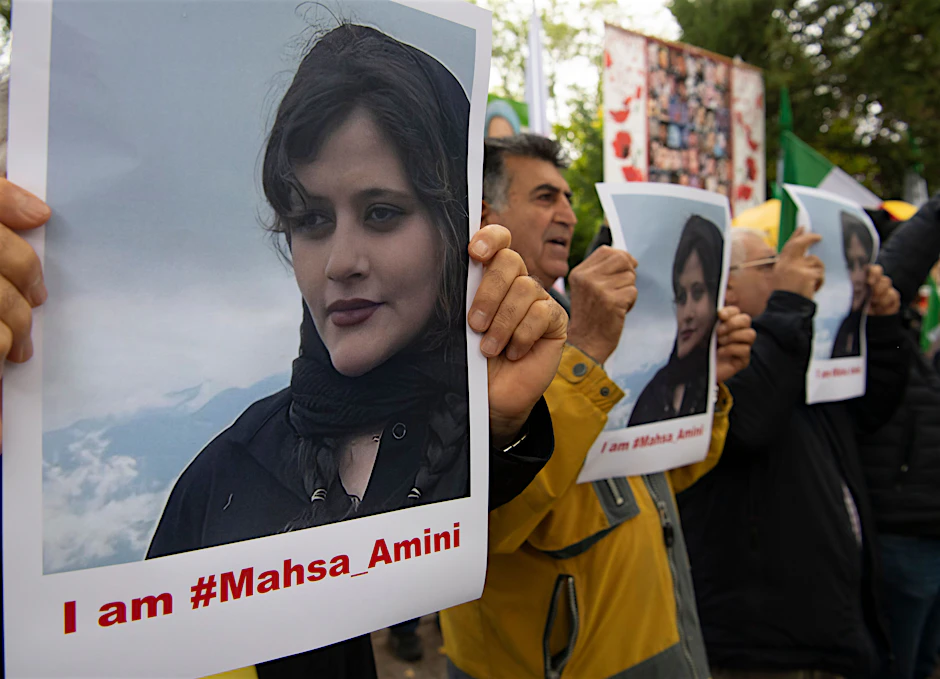 Protest in Berlin vor der iranischen Botschaft mit Fotos der verstorbenen Mahsa Amini