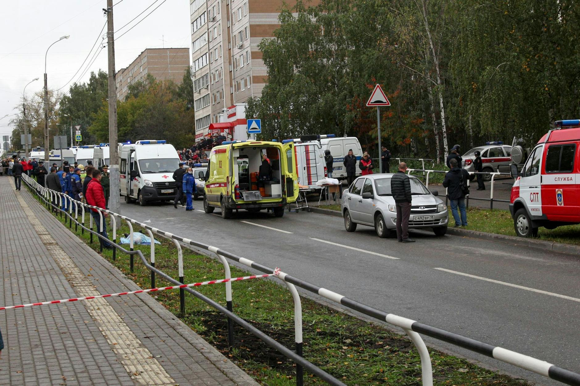 dpatopbilder - An einer Schule im russischen Ischewsk gab es bei einem Amoklauf viele Tote.