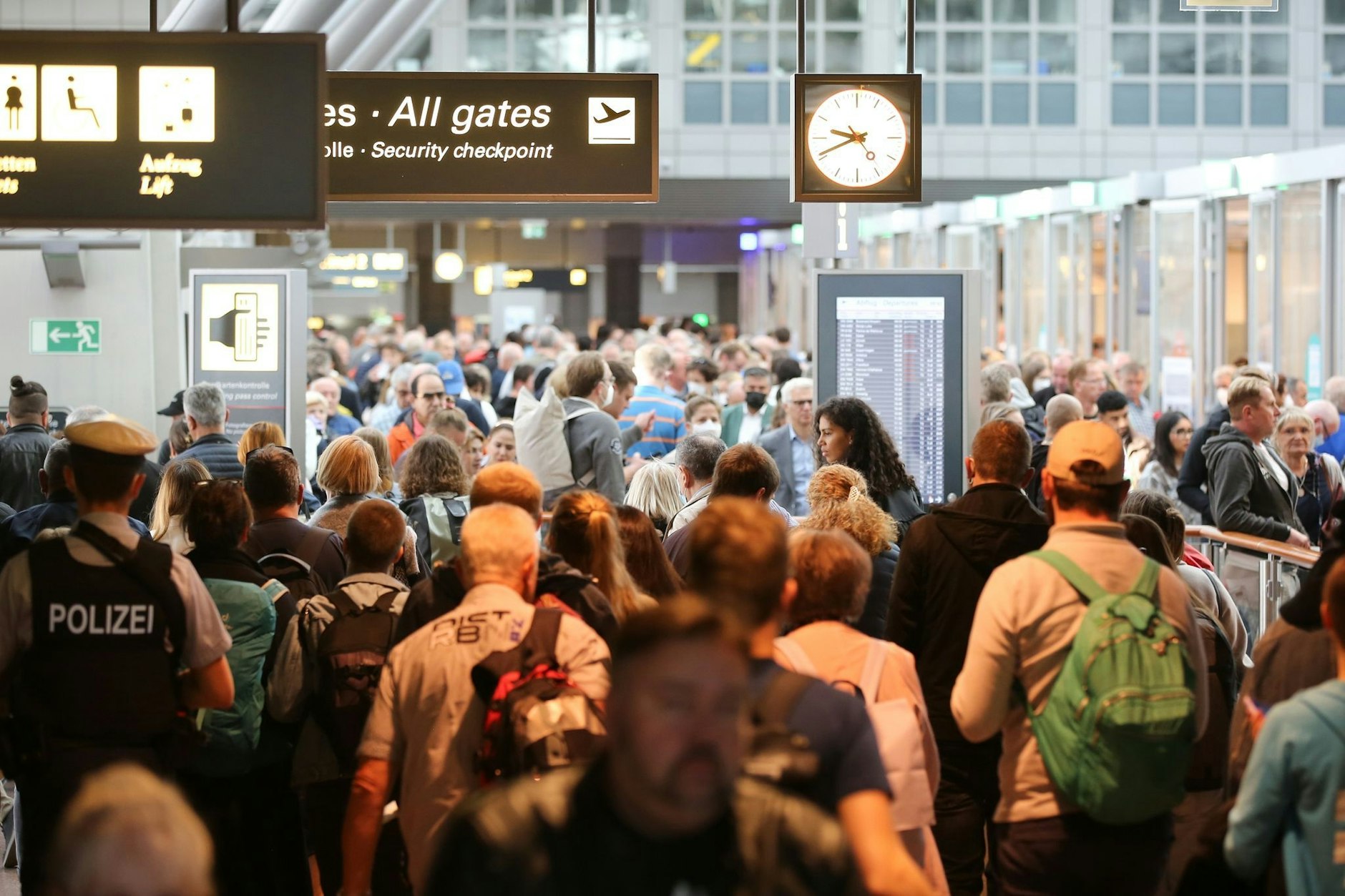 Volle Flughallen, Probleme mit dem Gepäck - vielen Flugreisenden wurde der Start in den Urlaub in diesem Jahr vergrätzt.