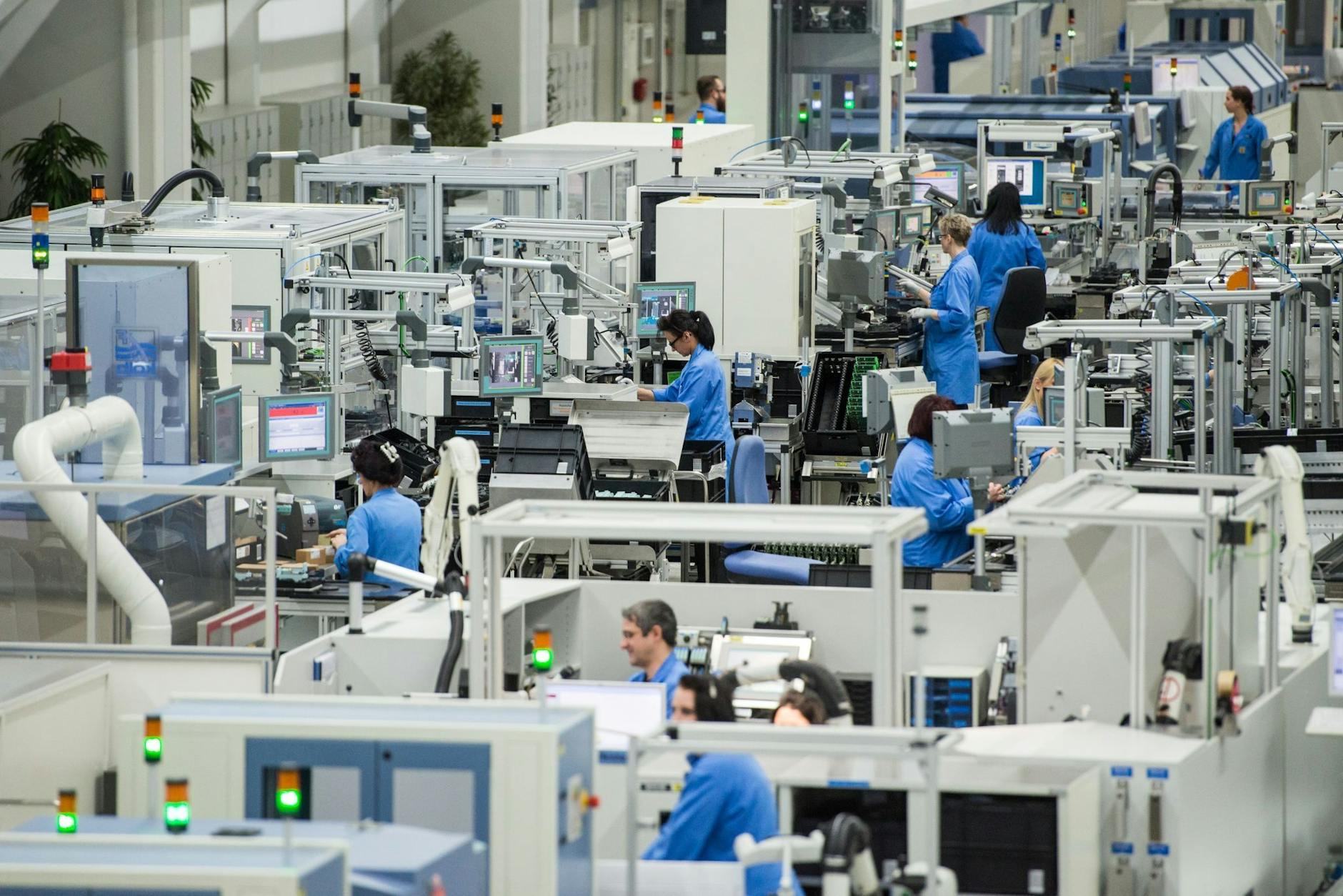 ARCHIV - Das Siemens-Werk in Amberg. An diesem Standort wird Technik produziert, mit der Maschinen und Anlagen gesteuert und industrielle Fertigungen automatisiert werden.