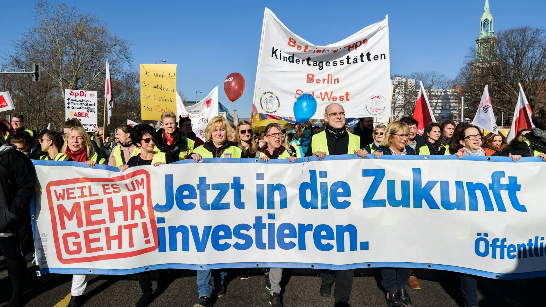 2019 streikten Kita-Beschäftigte Angestellte von Bezirksämtern und Senatsverwaltungen, Lehrer, sowie Polizei und Feuerwehr. Das Motto von damals ist noch immer aktuell.&nbsp;