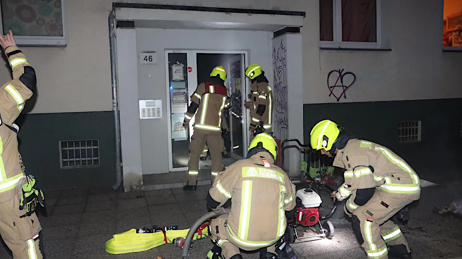 Feuerwehrleute in der Habersaathstraße in Berlin-Mitte