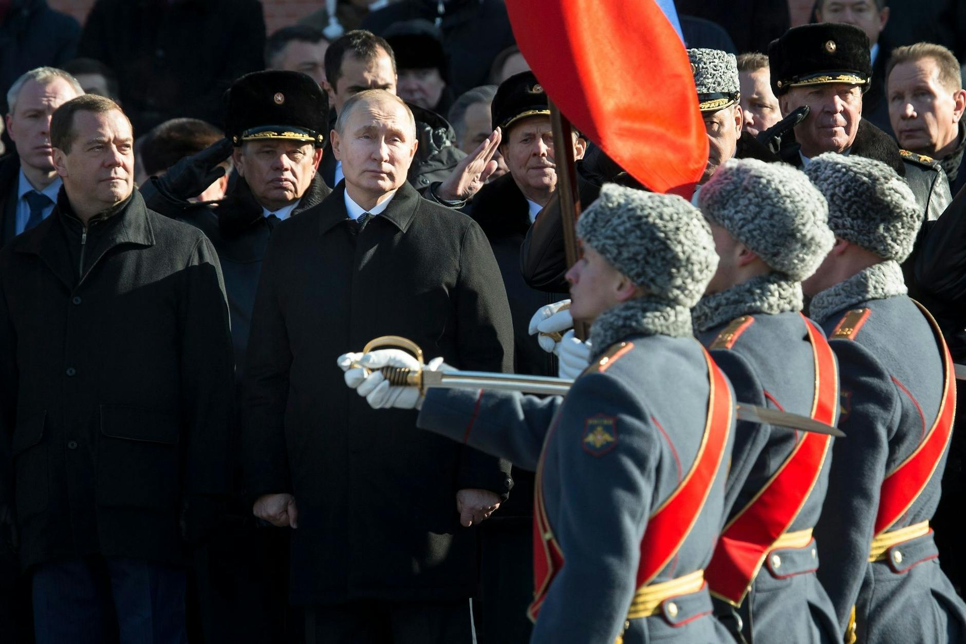 ARCHIV - Der ehemalige Kremlchef Dmitri Medwedew (l) - hier 2018 neben dem russischen Präsident Wladimir Putin - ist offen für den Einsatz von Atomwaffen.