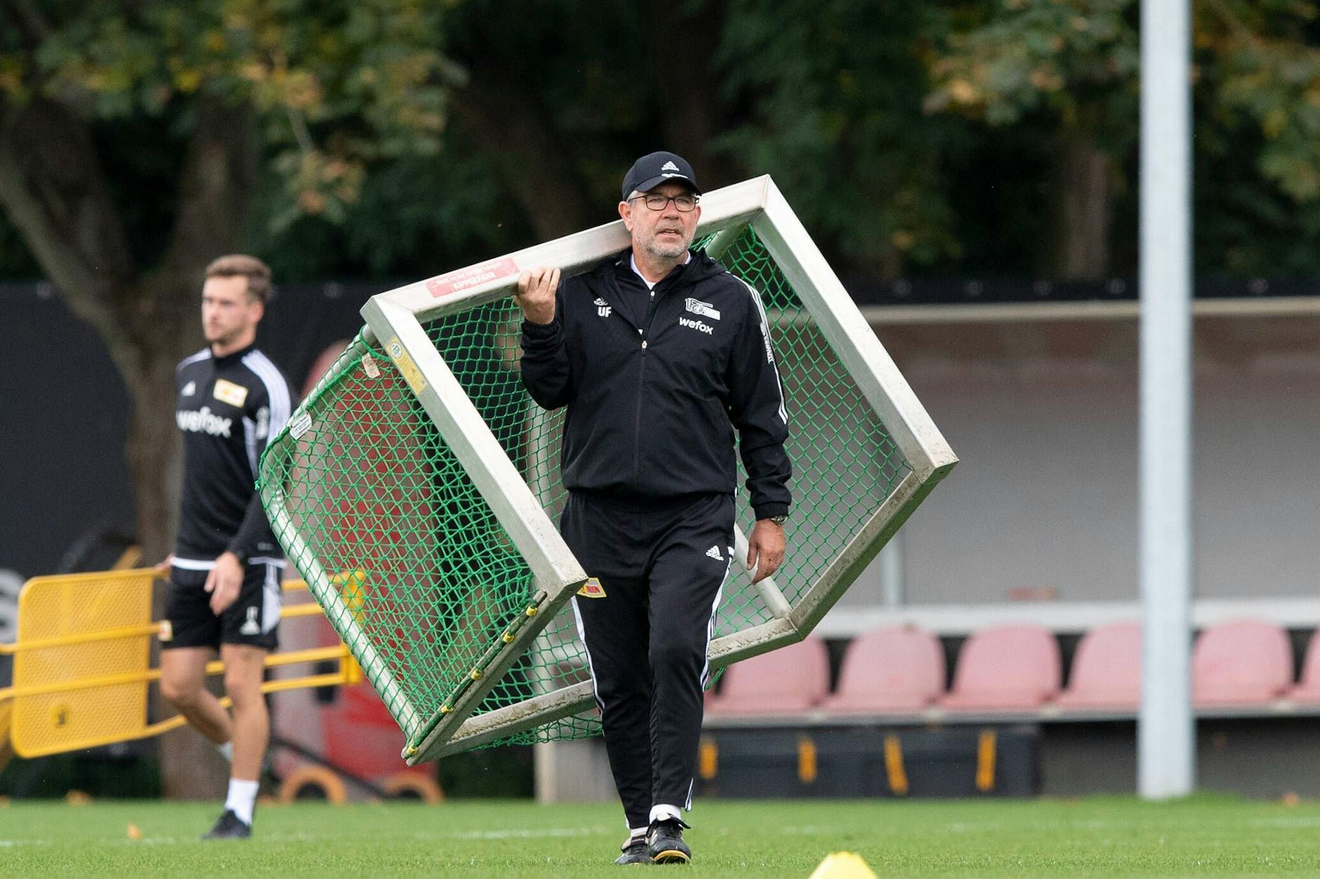 Packt mit und sorgt mit seiner Art dafür, dass der 1. FC Union trotz der Tabellenführung nicht abhebt: Cheftrainer Urs Fischer. 