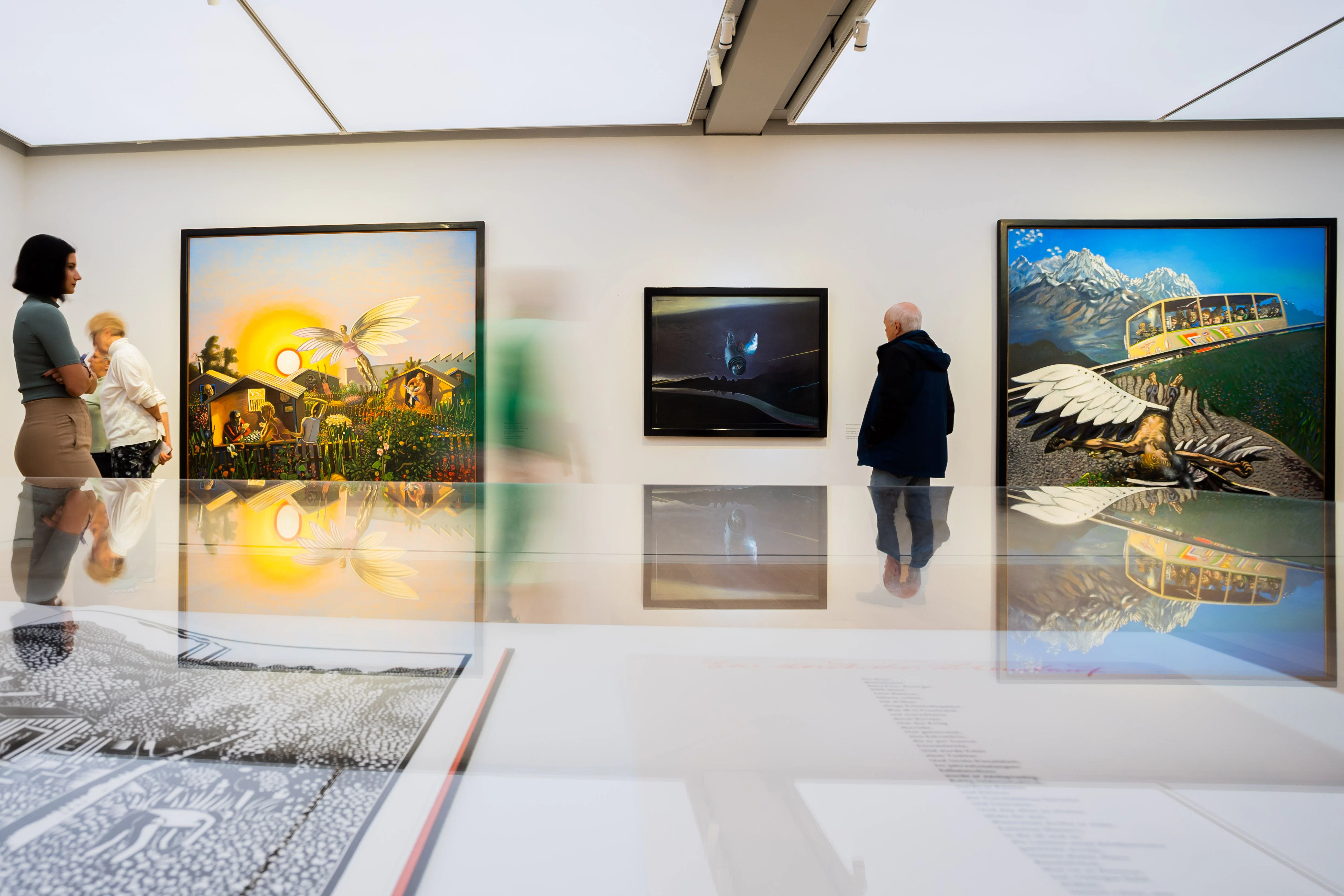 &nbsp;Blick in den Saal mit Mattheuers Gemälden und Glasvitrine im Untergeschoss des Minsk&nbsp;