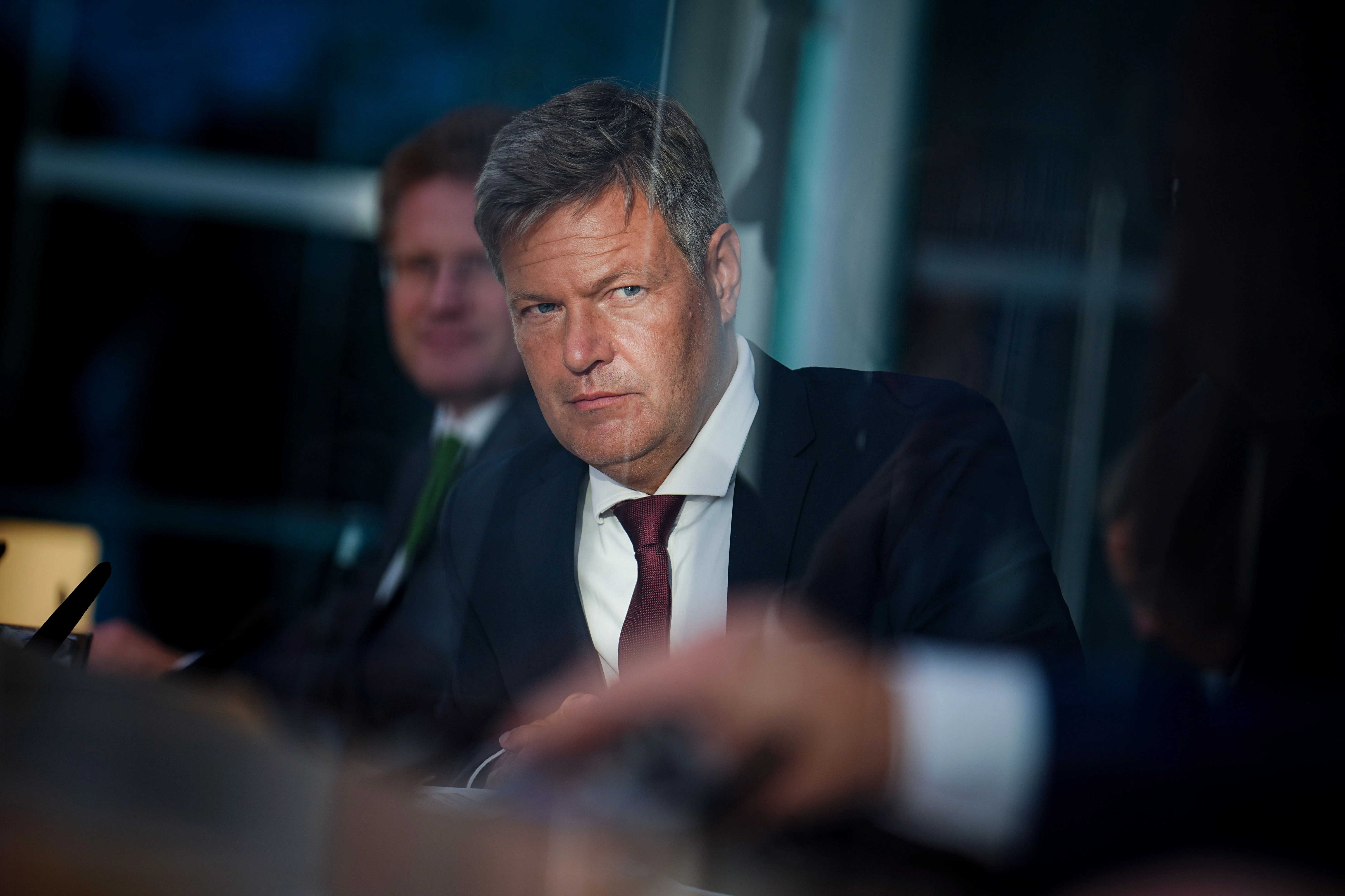Robert Habeck (Bündnis 90/Die Grünen), Bundesminister für Wirtschaft und Klimaschutz, gibt in der Bundespressekonferenz die Ergebnisse des Stresstests zum Weiterbetrieb von Atomkraftwerken bekannt. Beim Stresstest sollten die Auswirkungen der angespannten Lage auf den Energiemärkten auf die Sicherheit der Stromversorgung untersucht werden. Auf der Grundlage soll die Entscheidung über einen möglichen Weiterbetrieb der letzten drei Atomkraftwerke in Deutschland über das Jahresende hinaus getroffen werden. 