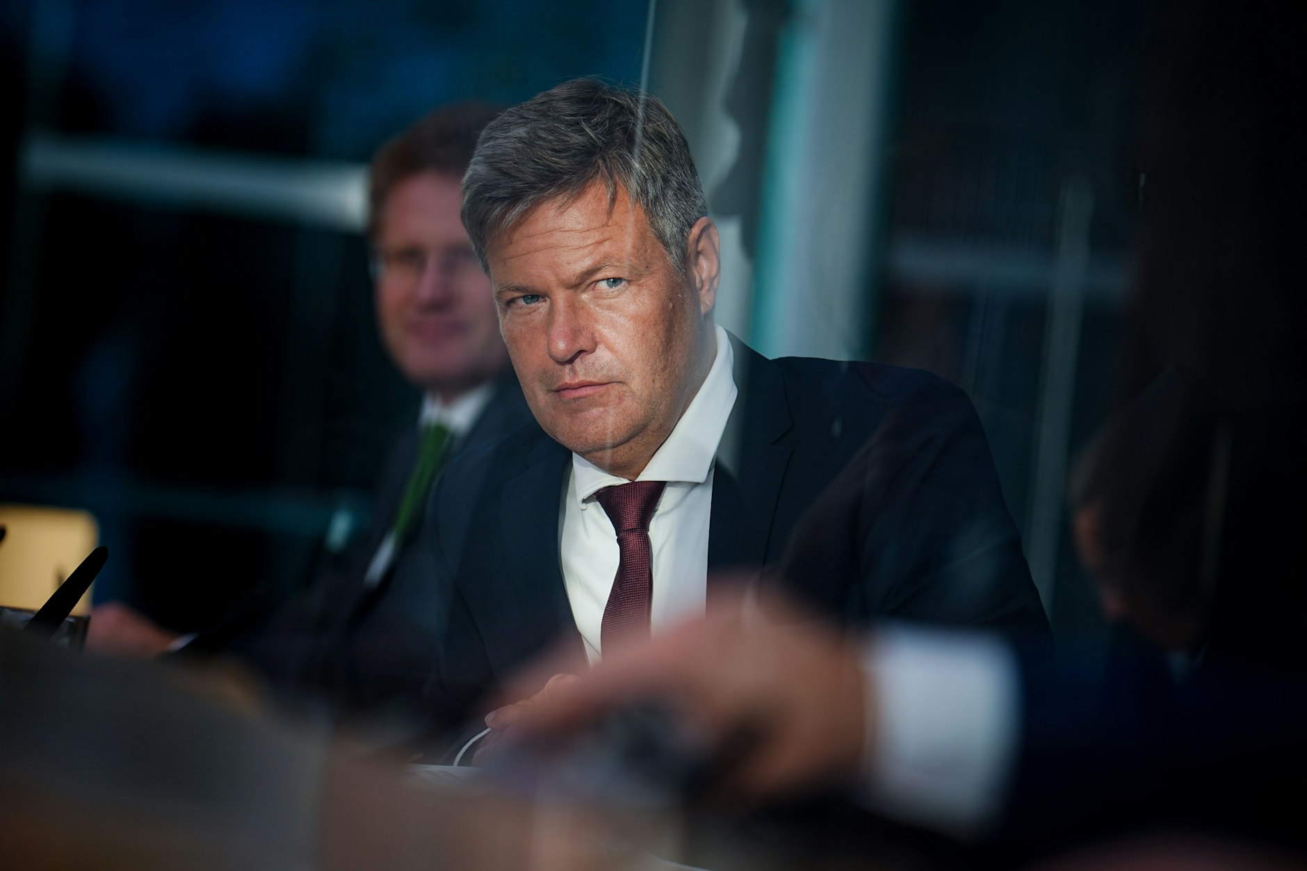 Robert Habeck (Bündnis 90/Die Grünen), Bundesminister für Wirtschaft und Klimaschutz, gibt in der Bundespressekonferenz die Ergebnisse des Stresstests zum Weiterbetrieb von Atomkraftwerken bekannt. Beim Stresstest sollten die Auswirkungen der angespannten Lage auf den Energiemärkten auf die Sicherheit der Stromversorgung untersucht werden. Auf der Grundlage soll die Entscheidung über einen möglichen Weiterbetrieb der letzten drei Atomkraftwerke in Deutschland über das Jahresende hinaus getroffen werden. 