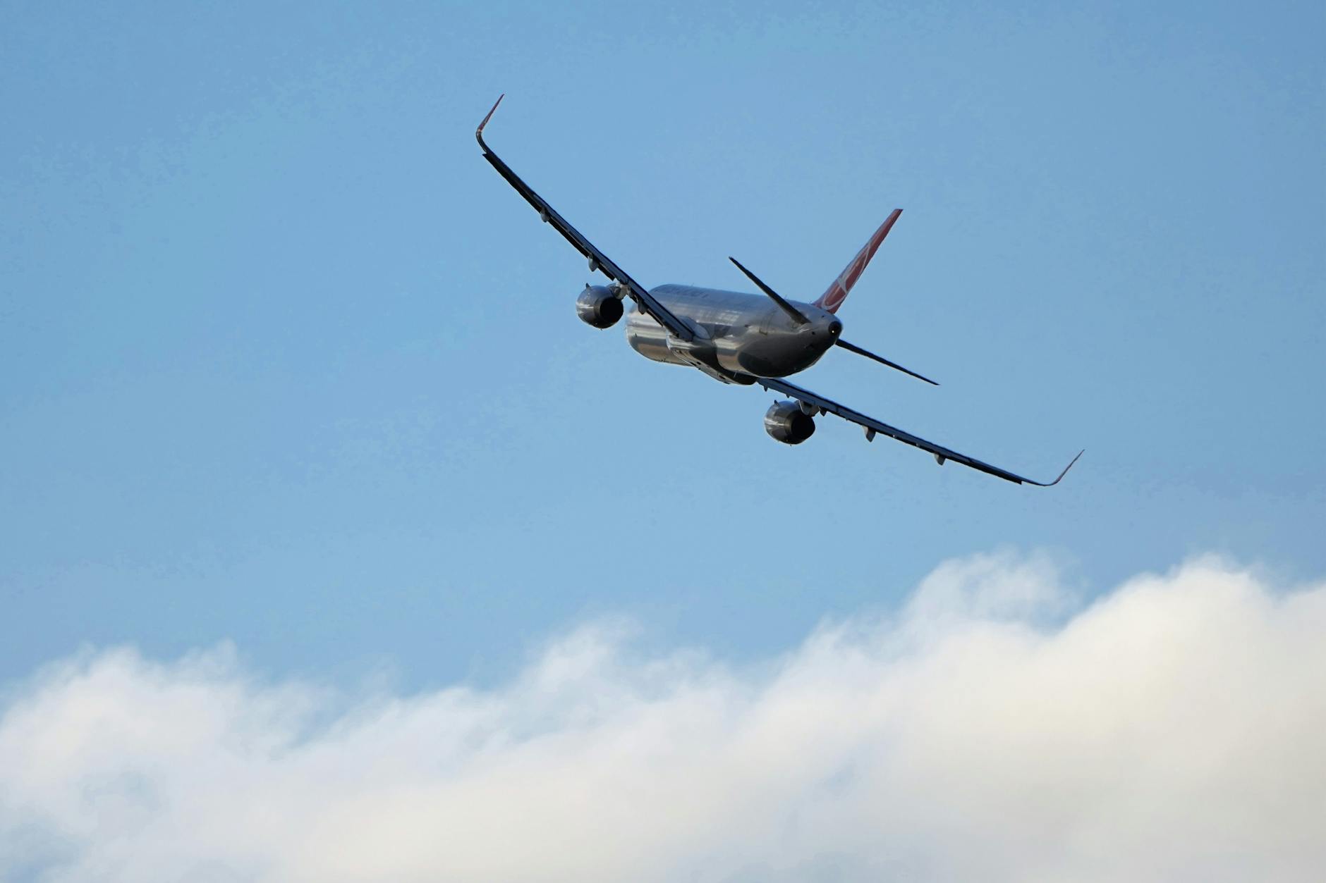 Fliegen ist wieder deutlich teurer geworden. Doch mit ein paar Tipps lässt sich viel Geld sparen.