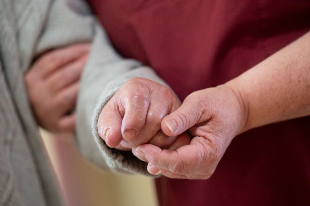 Jeder fünfte pflegende Angehörige von Armut bedroht