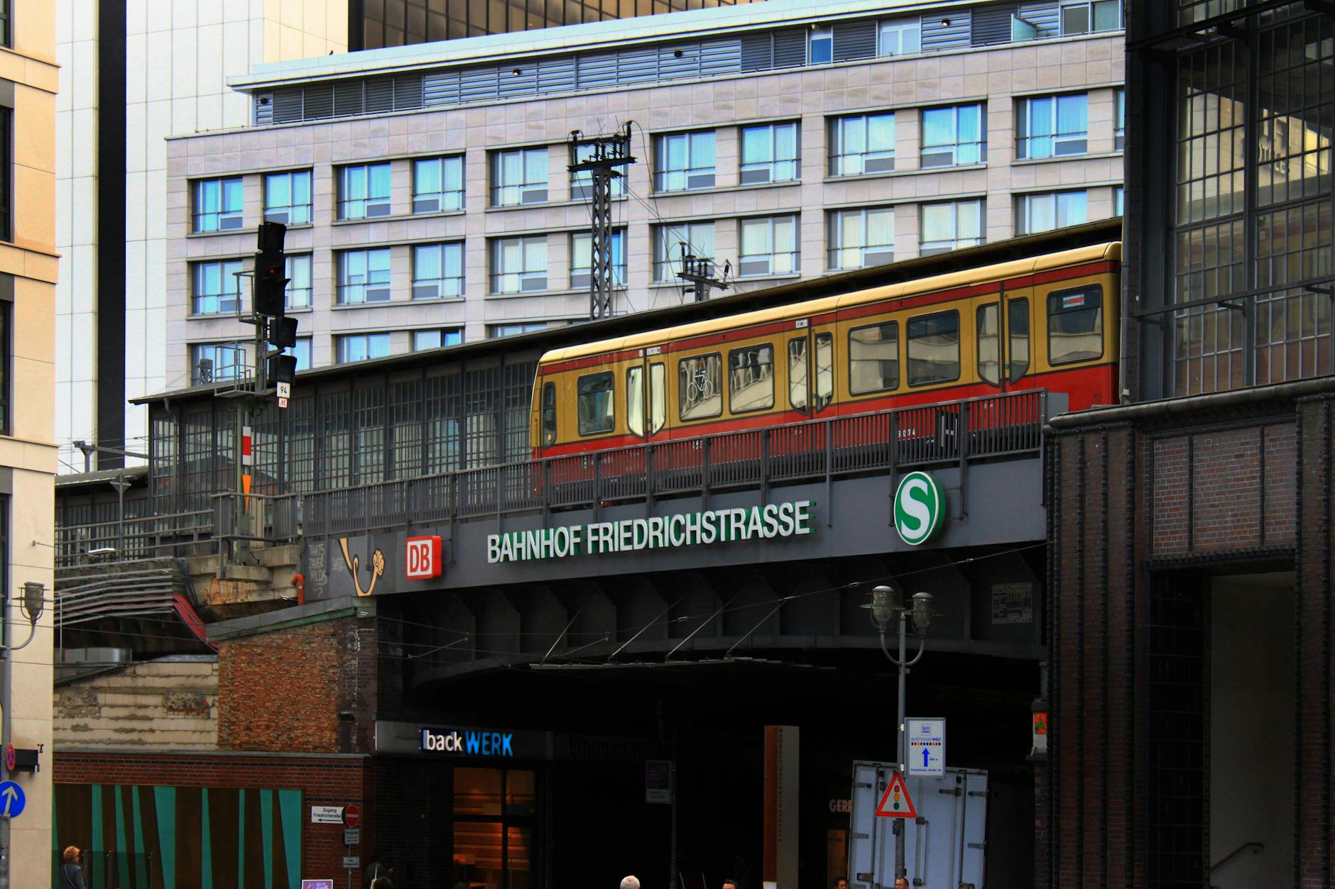 Wegen Bauarbeiten kommt es auf der Berliner Stadtbahn zu Problemen. Die S-Bahn ist davon nicht betroffen.