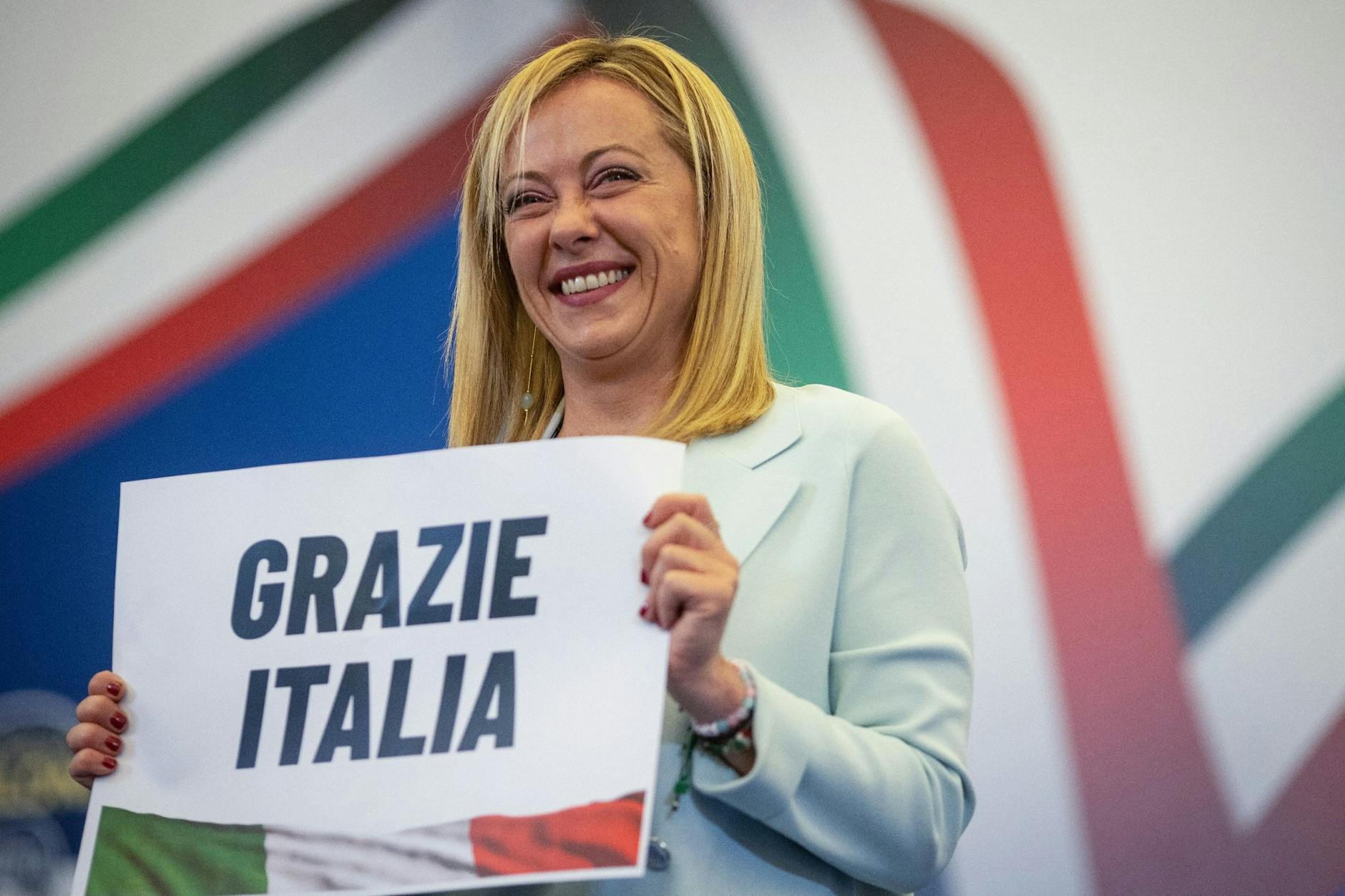 dpatopbilder - Strahlende Siegerin: Giorgia Meloni, Vorsitzende von Fratelli d'Italia, hält ein Schild mit der Aufschrift «Grazie Italia» («Danke Italien»). Das Bündnis um die rechtsradikale Partei kommt Hochrechnungen zufolge bei der Wahl auf eine klare Mehrheit im Parlament.