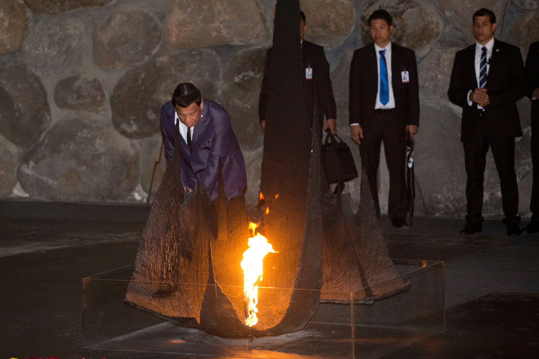 Rodrigo Duterte, Präsident der Philippinen, entzündet die ewige Flamme im Rahmen einer Gedenkfeier an der Holocaust-Gedenkstätte Yad Vashem in Jerusalem. Duterte besucht als erster Präsident der Philippinen Israel.