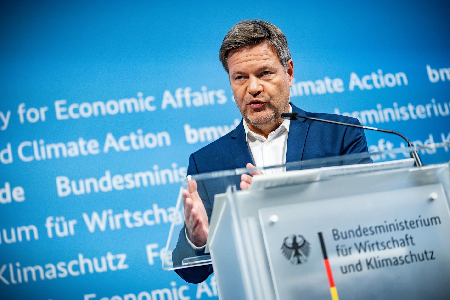 Wirtschaftsminister Robert Habeck kündigte am Dienstagabend an, dass die beiden Reserve-Atomkraftwerke im Winter wohl am Netz bleiben werden. 