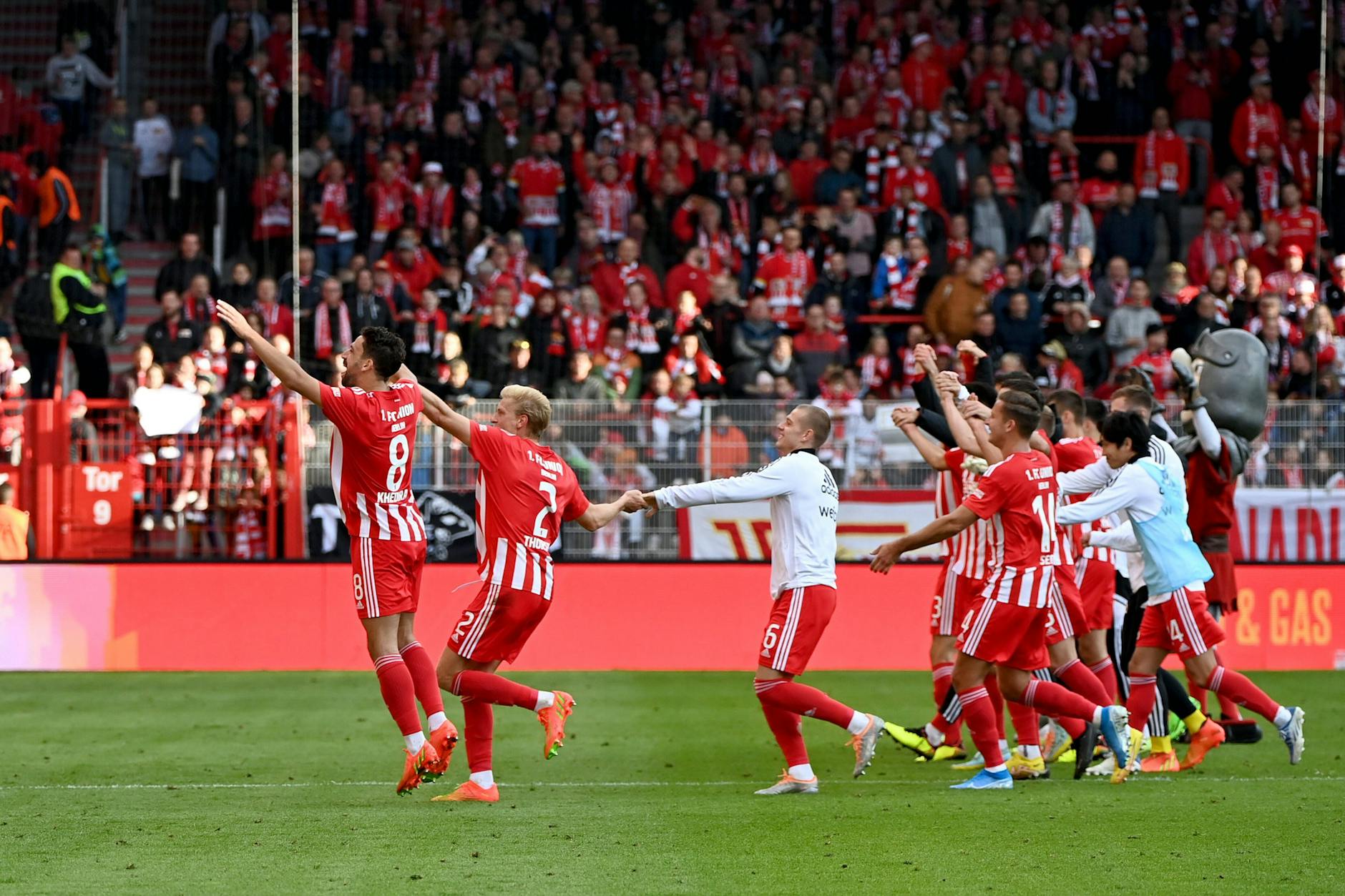Kommen derzeit aus dem Feiern gar nicht mehr raus, sollten aber trotz der Tabellenführung gewarnt sein: Die Spieler des 1. FC Union. 