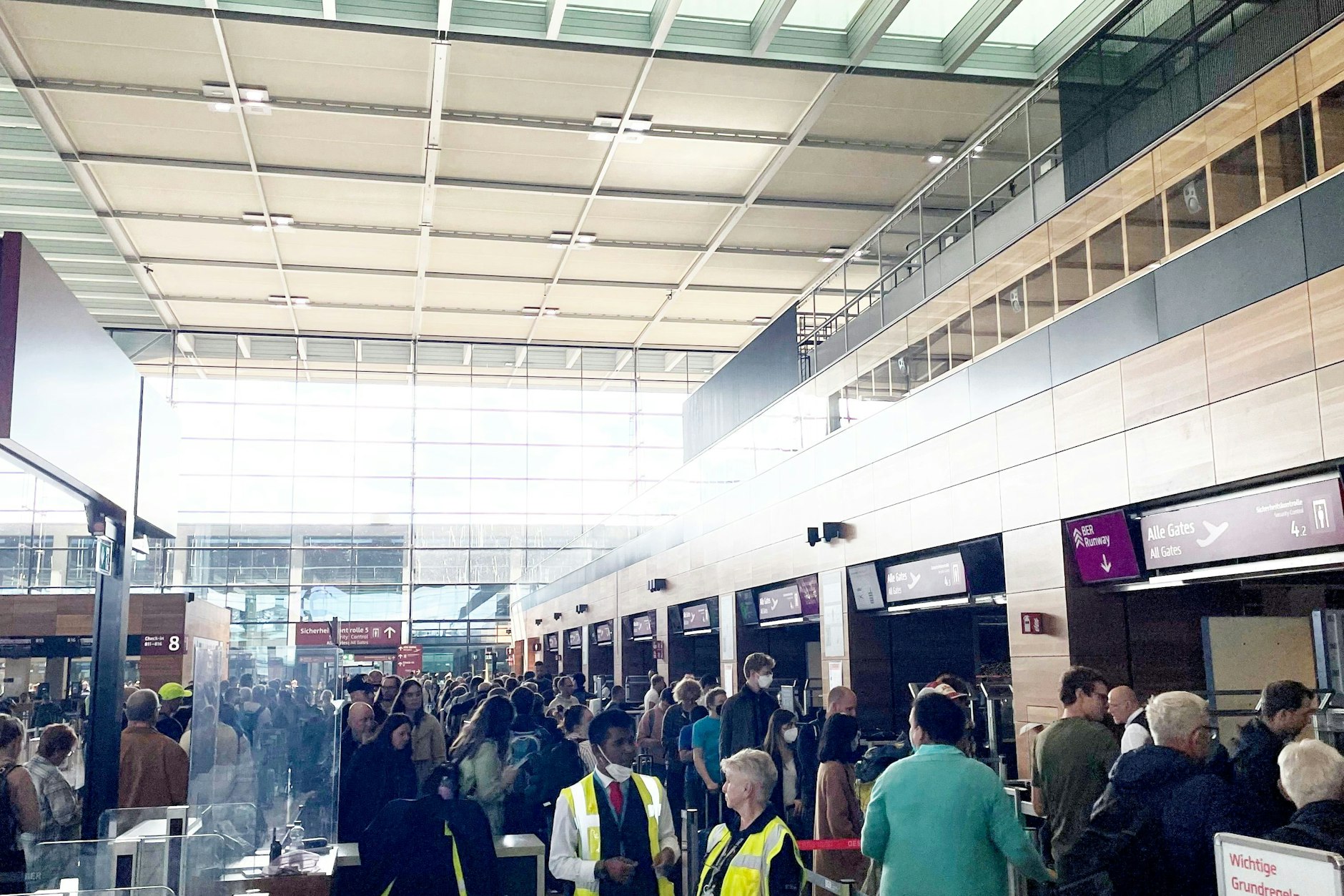 Am Montag am BER: lange, lange Schlangen an den Sicherheitskontrollen. Geschätzte Wartezeit: über 45 Minuten.