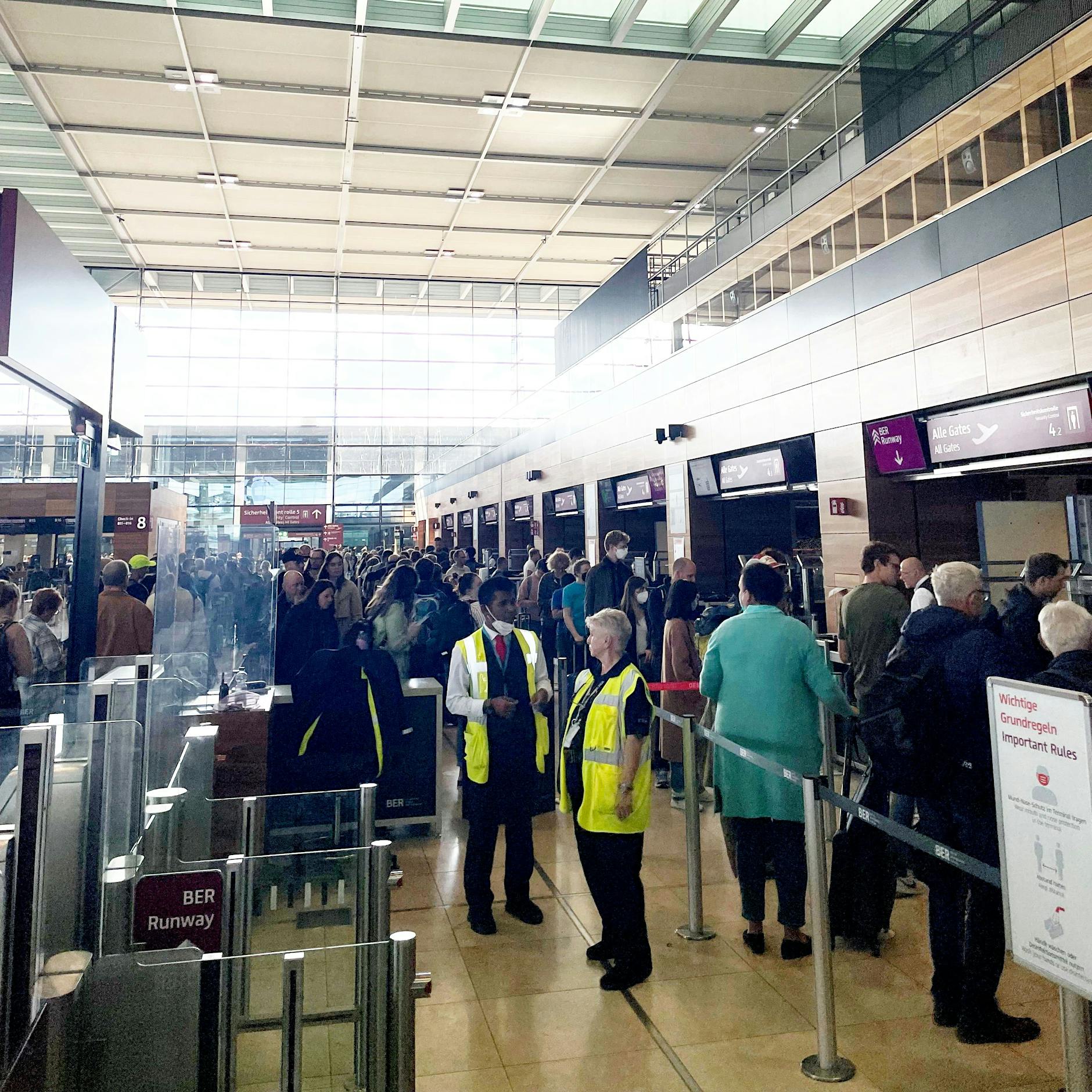 Fluchhafen BER: Das Chaos ist zurück! Lange Schlangen und Passagiere, die in Berlin ihre Flüge verpassen