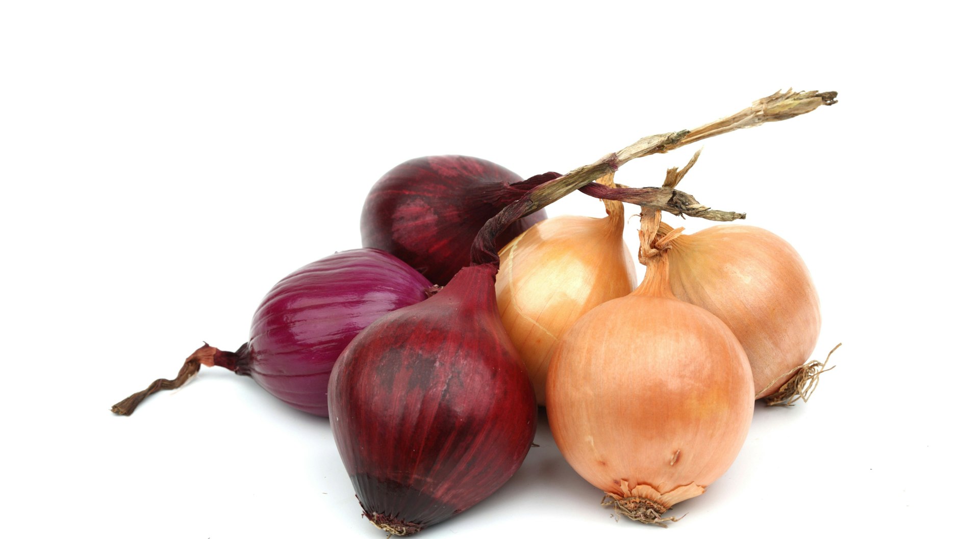 Ob Sie beim Zwiebelkuchen rote oder braune Zwiebeln verwenden, ist egal. Die roten Zwiebeln haben einen mildscharfen Geschmack – und machen optisch mehr her.