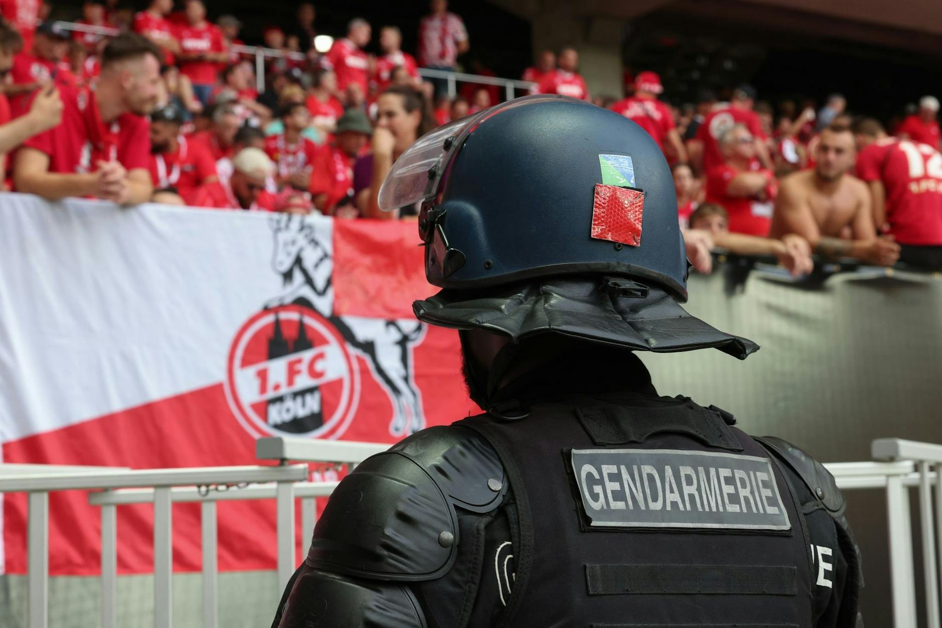 Ein Polizist steht vor dem Kölner Block in Nizza. Bei der Partie hatte es heftige Ausschreitungen gegeben.