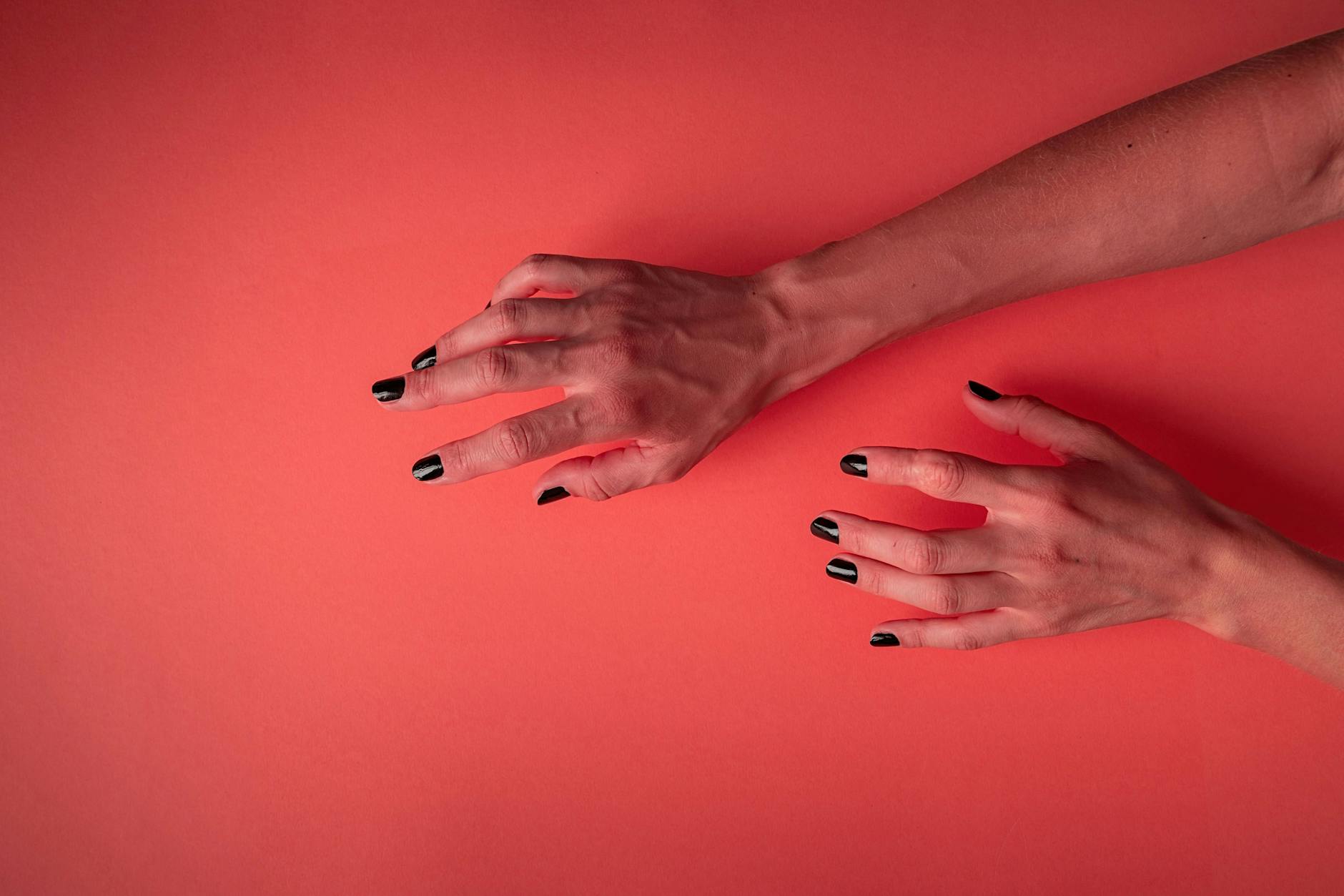 Keine Angst vor dunklen Tönen: „Grunge Nails“ liegen jetzt im Trend.