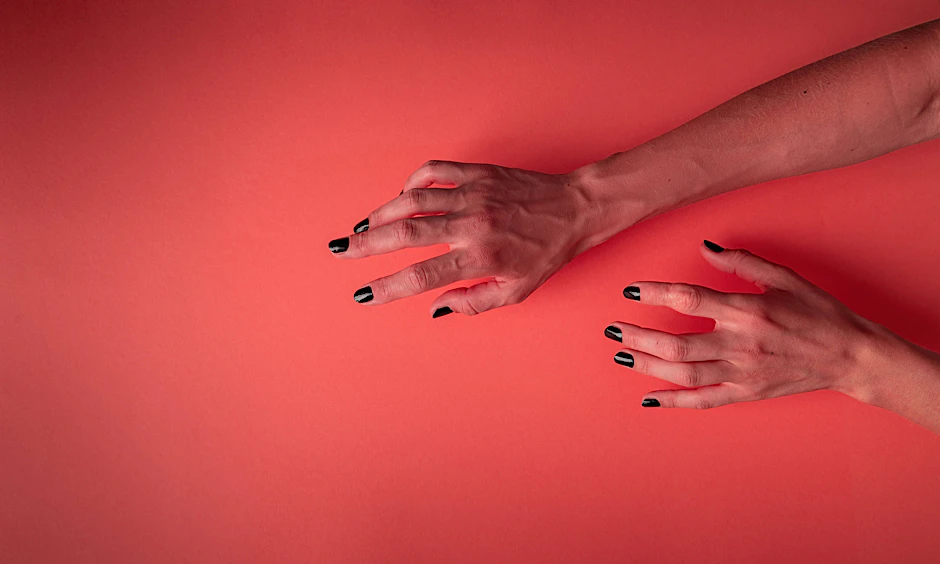 Keine Angst vor dunklen Tönen: „Grunge Nails“ liegen jetzt im Trend.