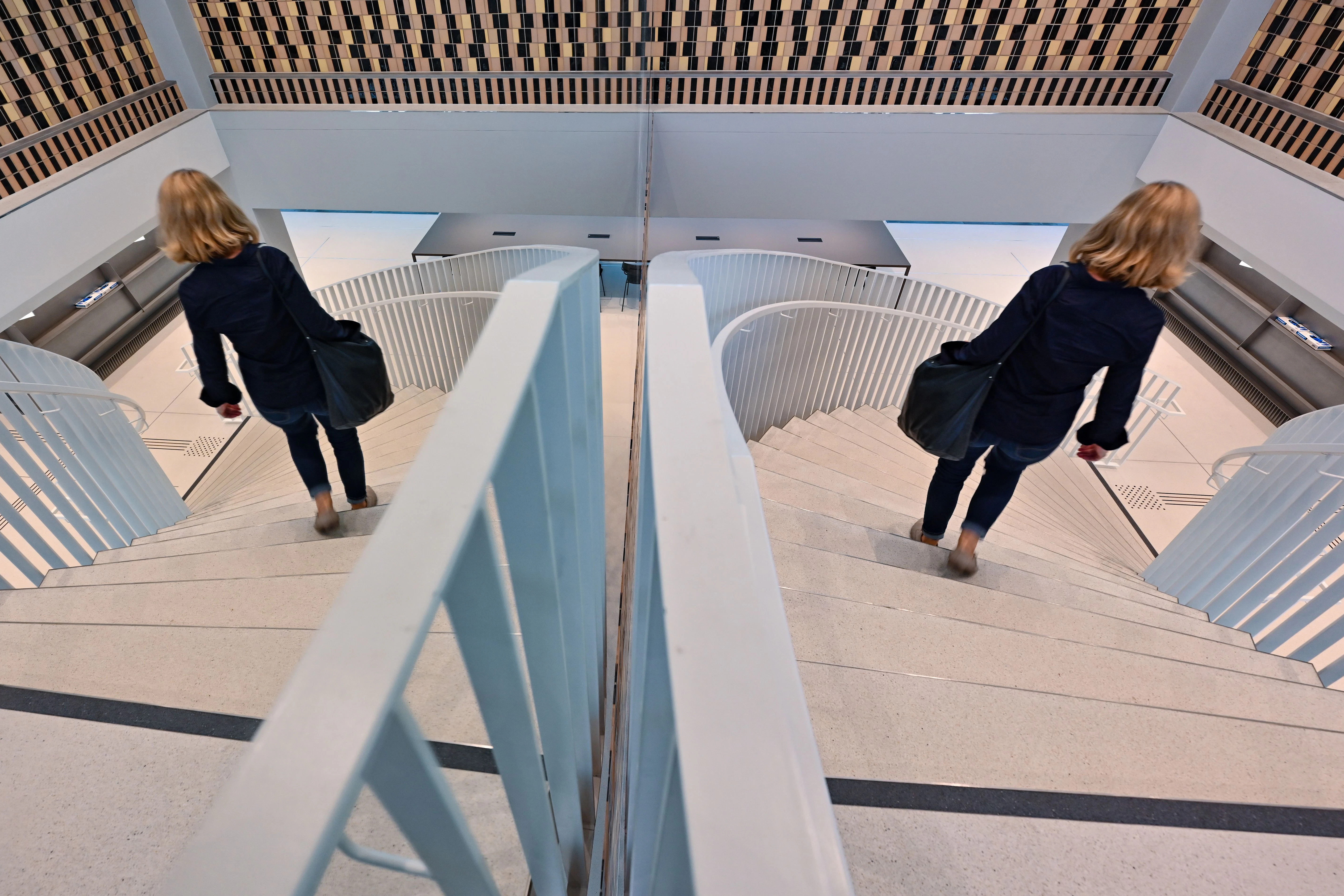 Die Architektur der einstigen DDR-Moderne hat ihre Reize: Die Treppe spiegelt sich.
