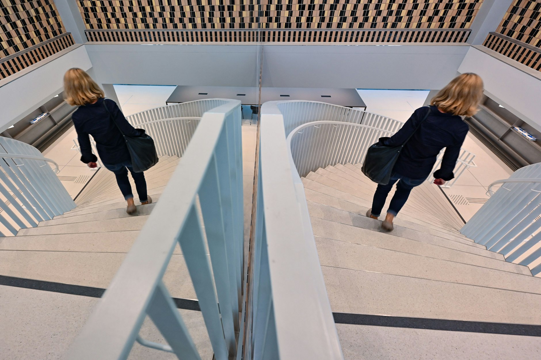 Die Architektur der einstigen DDR-Moderne hat ihre Reize: Die Treppe spiegelt sich.