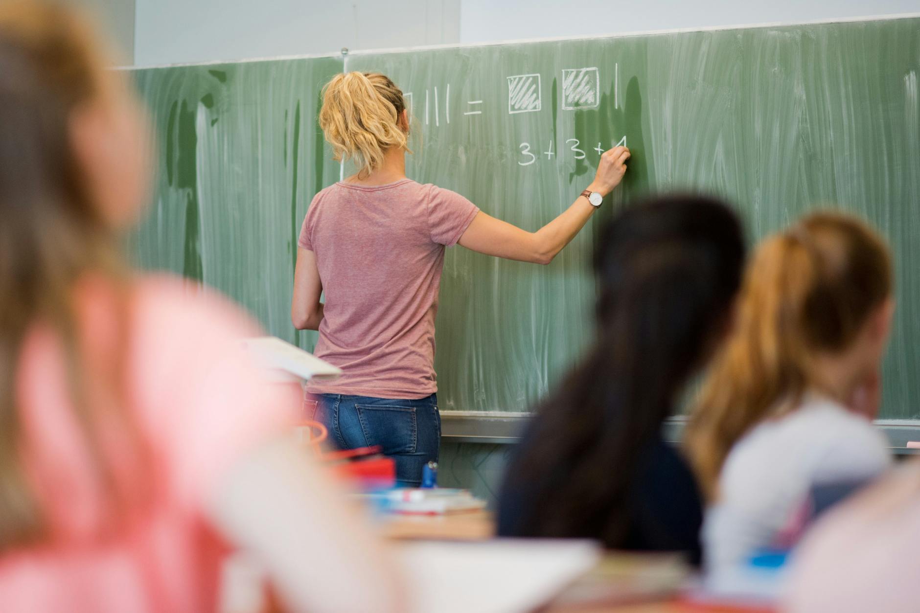 Eine junge Lehrerin muss im Berliner Schulsystem eine dicke Haut haben. Die GEW ruft zum Streik für kleinere Klassen auf. 