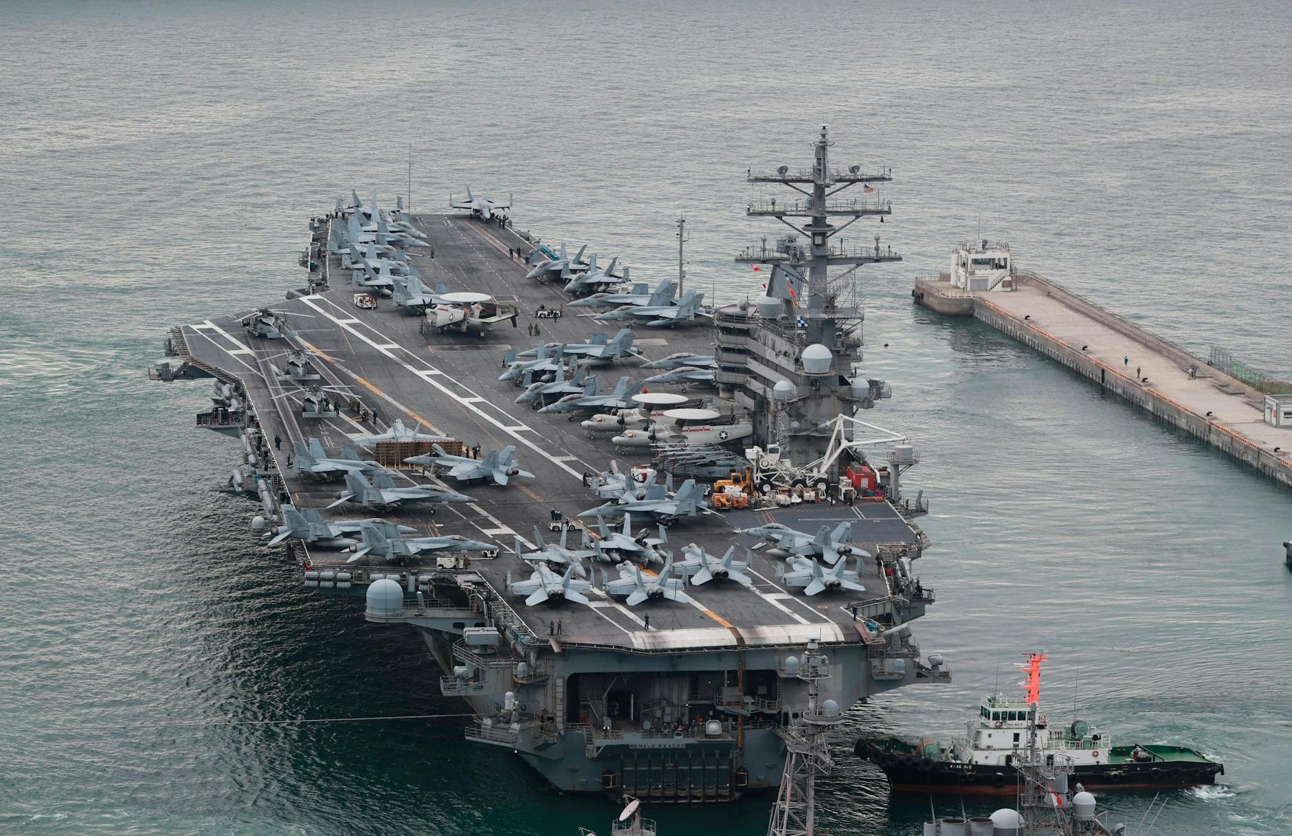 Der US-Flugzeugträger USS Ronald Reagan verlässt den Hafen im südkoreanischen Busan. Der Flugzeugträger nimmt gemeinsam mit südkoreanischen Kriegsschiffen vor der Ostküste der koreanischen Halbinsel an einer Marineübung teil.