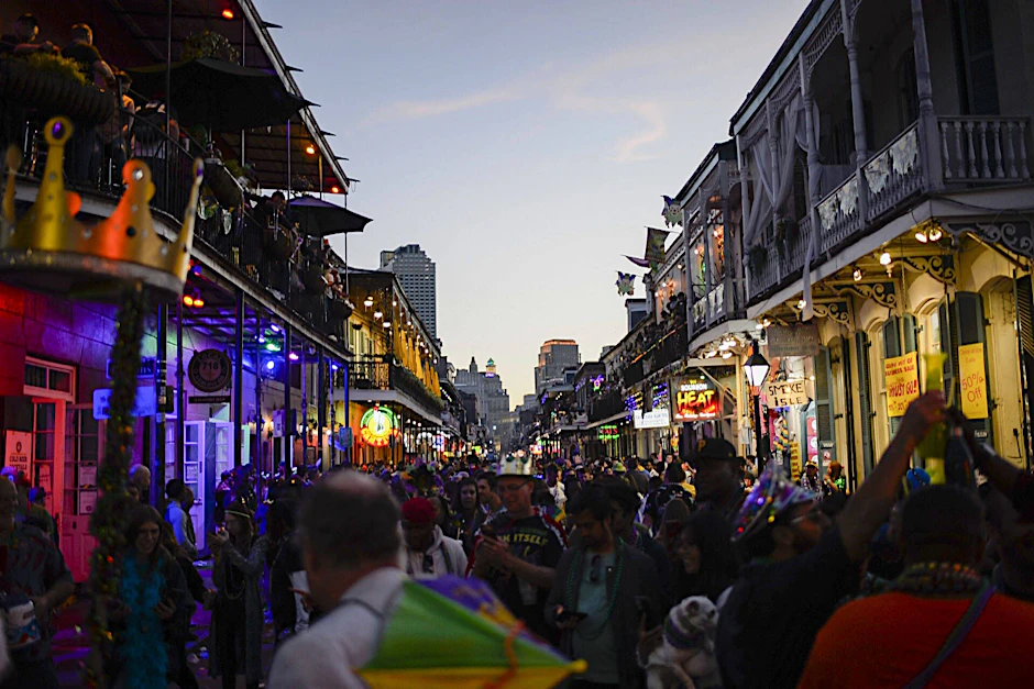 Mardi Gras in der Bourbon Street von New Orleans