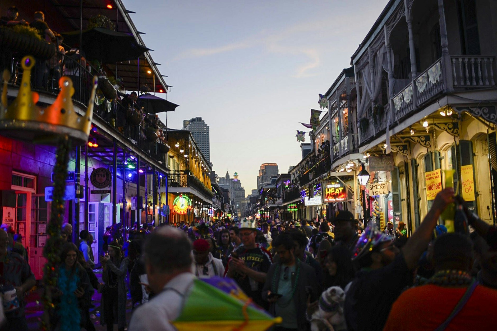 Mardi Gras in der Bourbon Street von New Orleans