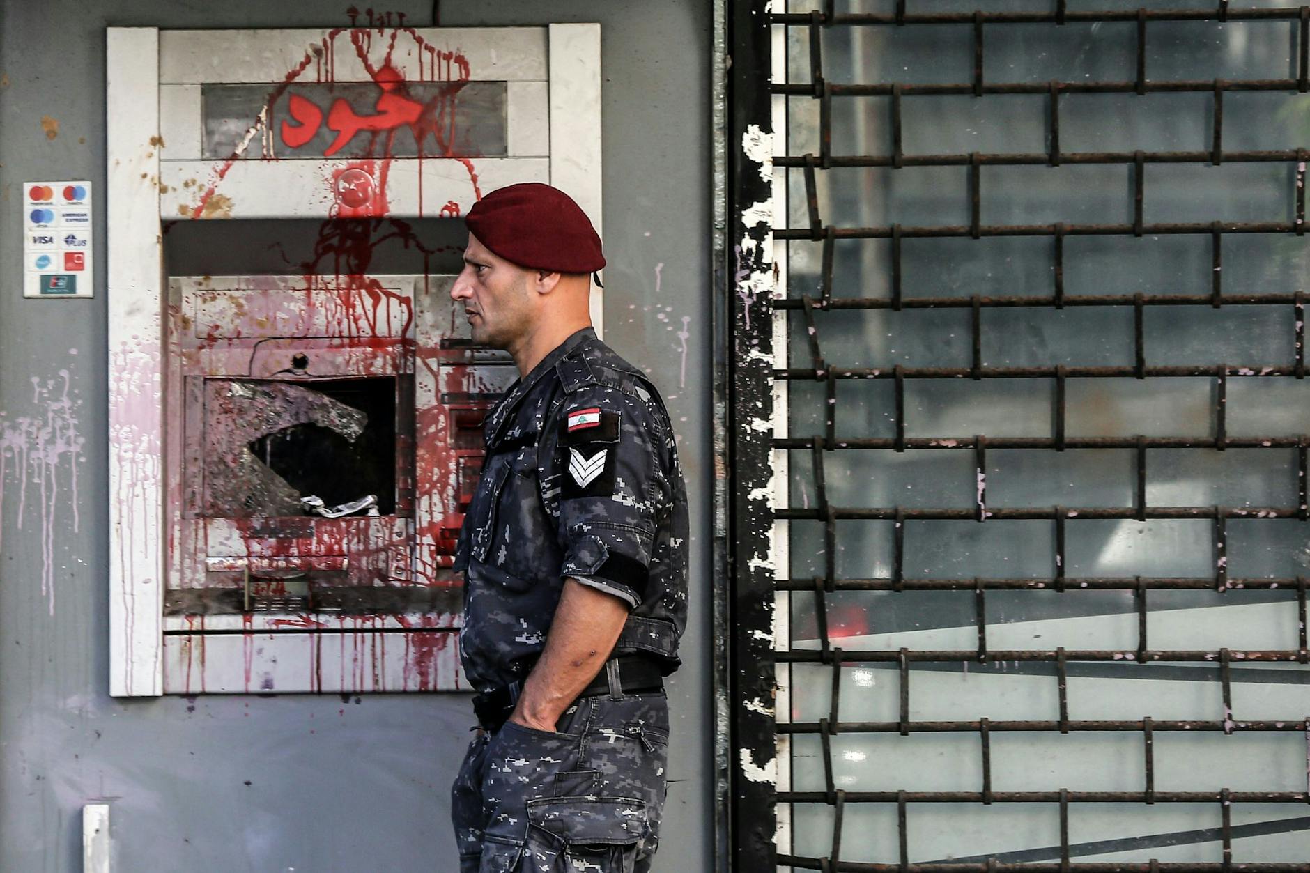 Ein libanesischer Soldat steht vor einem zerstörten Geldautomaten in Beirut. Die Banken im Libanon haben teilweise wieder geöffnet. Die Libanesen erleben die schwerste Wirtschafts- und Finanzkrise in der Geschichte ihres Landes.