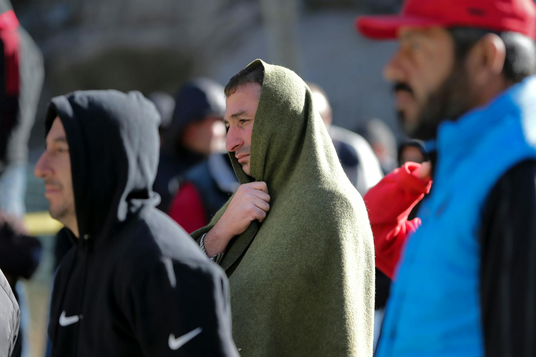 Eine Gruppe von Russen an der russisch-georgischen Grenze in Werchni Zurab
