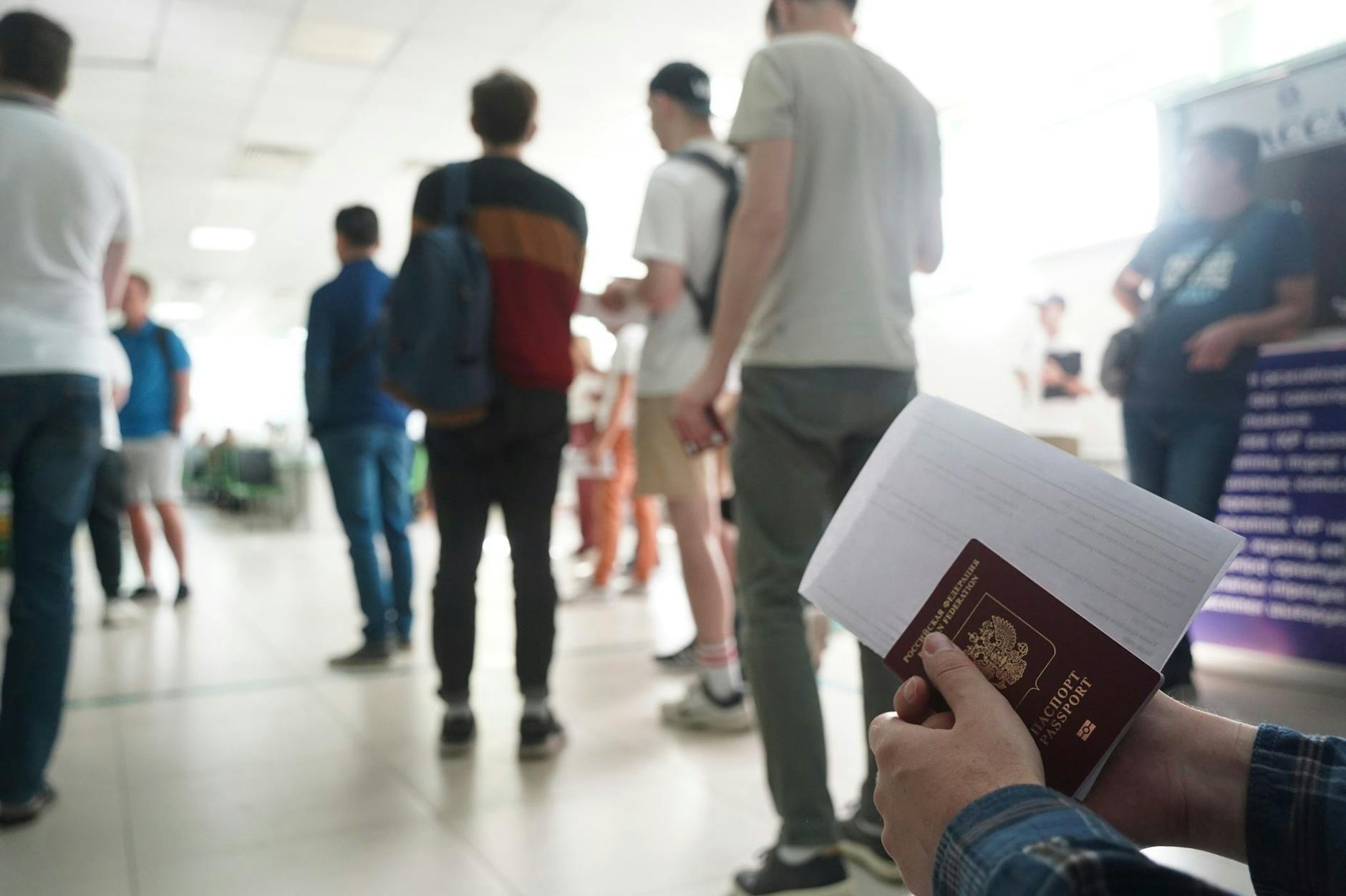 Russen warten in einem Behördenzentrum in Almaty, um eine persönliche Identifikationsnummer für Kasachstan zu erhalten.