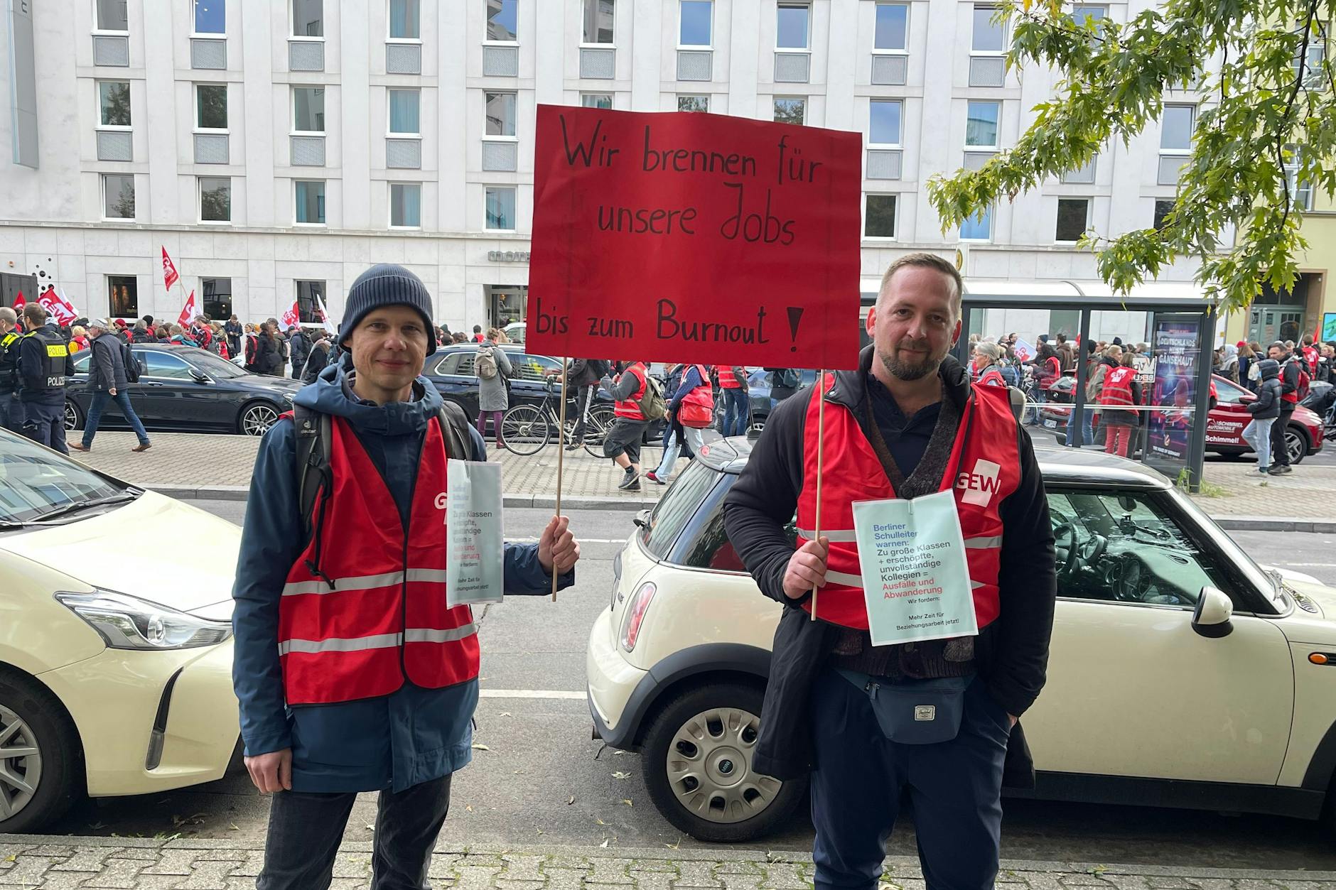Die Schulleiter Sebastian Koven (links) und Florian Hackmann