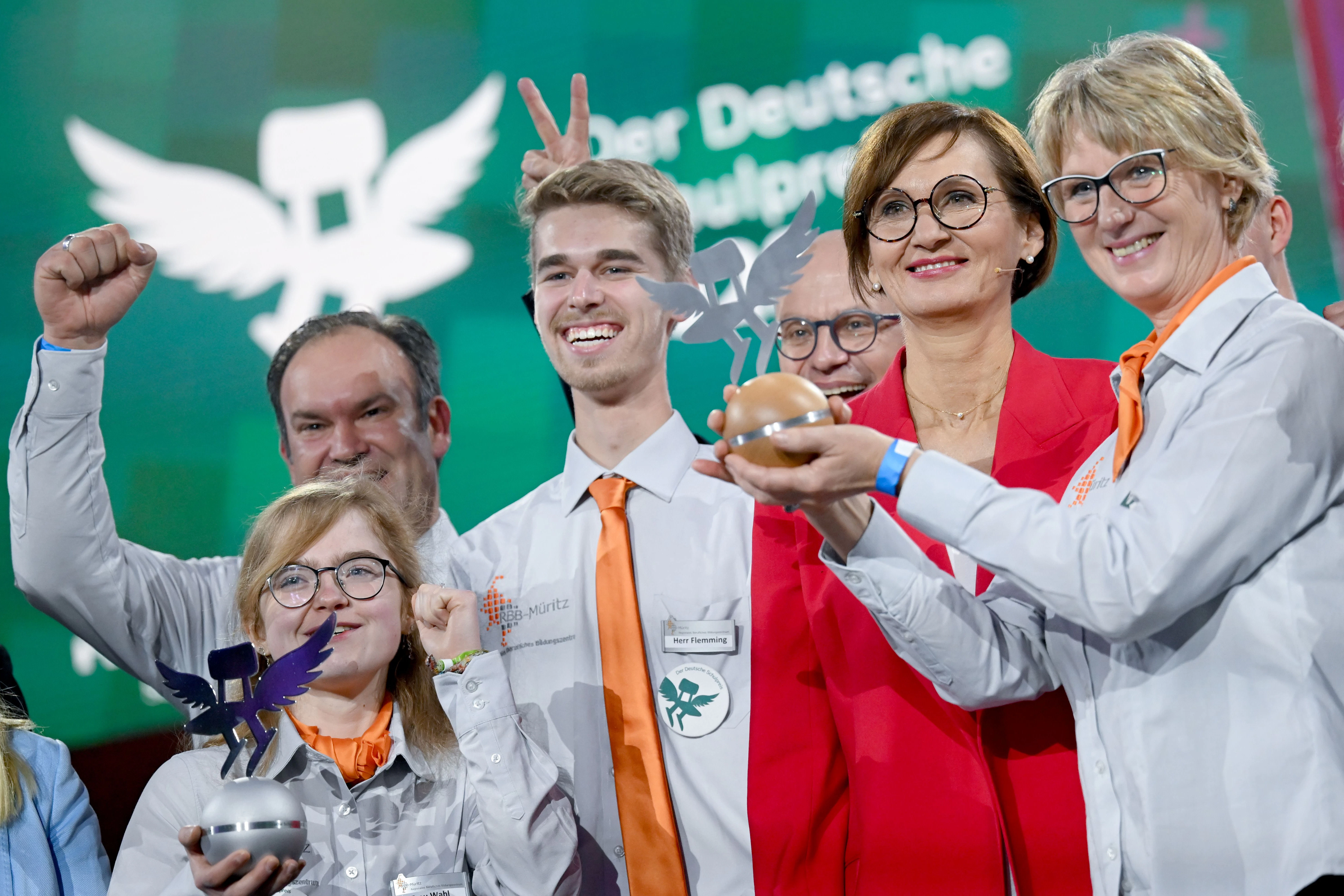Bettina Stark-Watzinger zwischen Vertretern der Gewinner-Schule. Es ist das Regionale Berufliche Bildungszentrum Müritz in Waren.