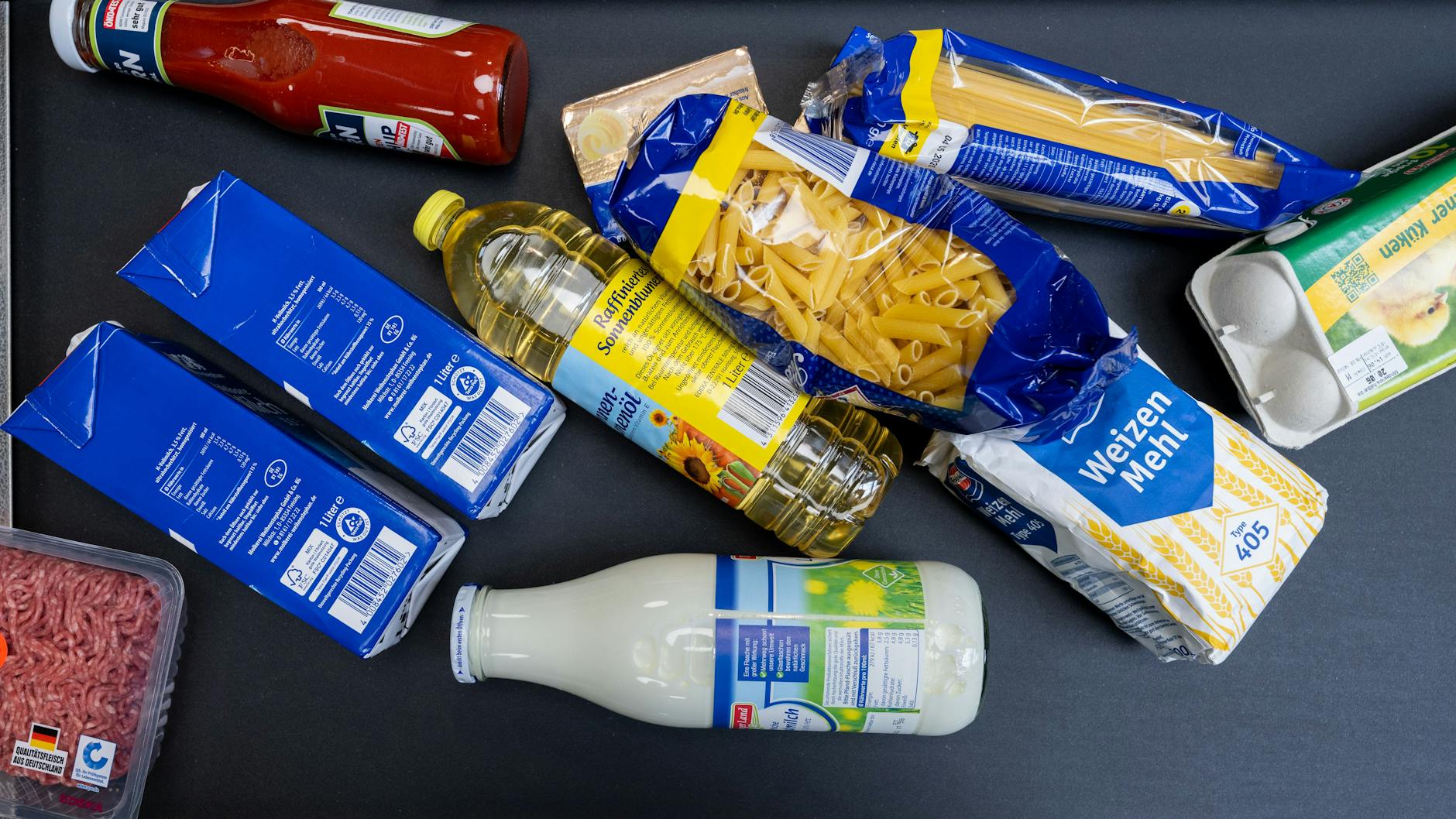 Lebensmittel, darunter Sonnenblumenöl und Getreideprodukte, liegen in einem Supermarkt an der Kasse auf dem Band. Wenn man nach dem Kassieren falsche Preise feststellt, sollte man sich sofort beschweren.