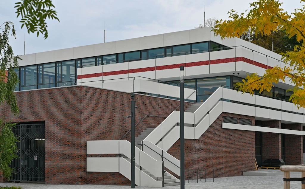 Minsk-Kunsthaus feiert mit 3500 Besuchern Eröffnungsfest