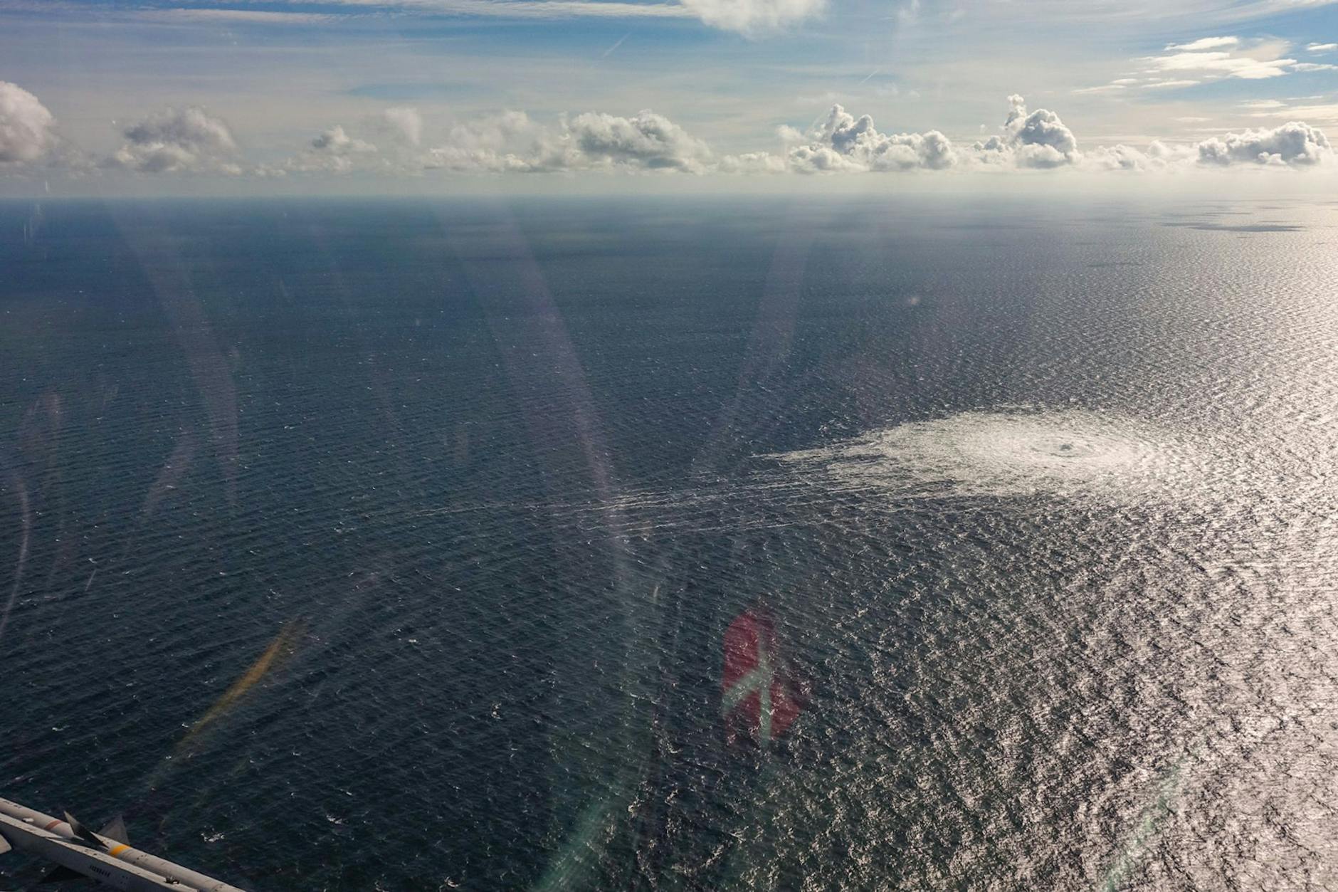 Das Nord-Stream-2-Gasleck in der Nähe von Bornholm aus der Luft.