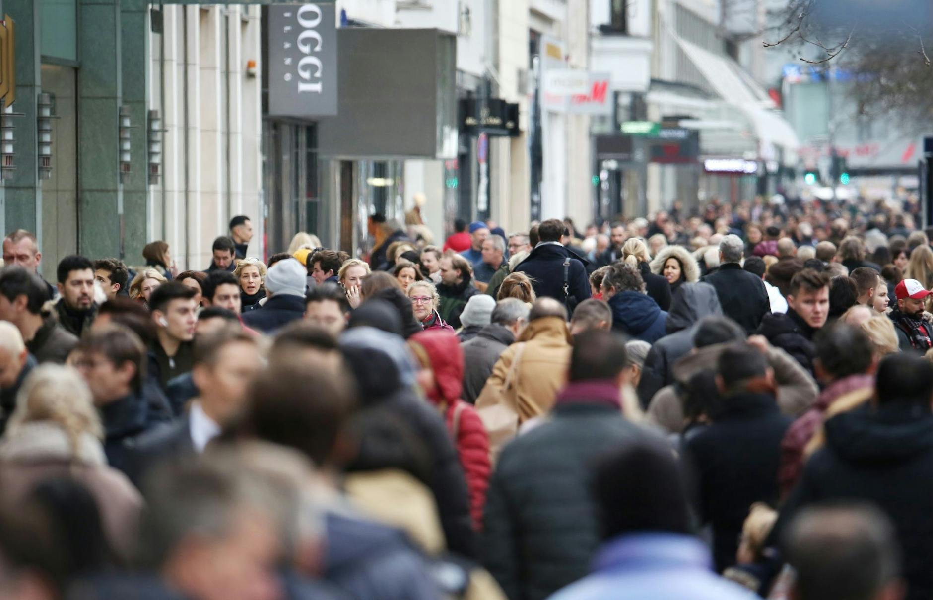 ARCHIV - Dicht gedrängt laufen Menschen durch die Innenstadt: In Deutschland leben erstmals mehr als 84 Millionen Menschen.