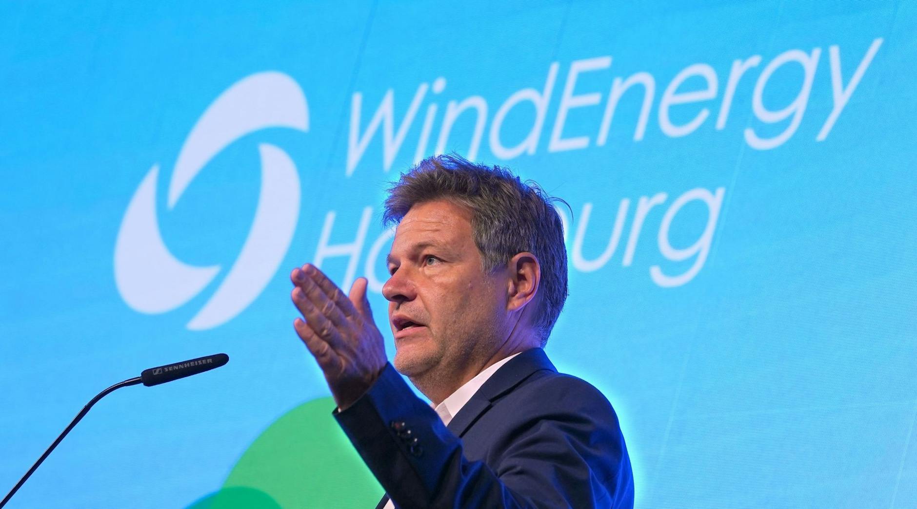 Bundeswirtschaftsminister Robert Habeck spricht während der Eröffnung der Messe WindEnergy Hamburg.