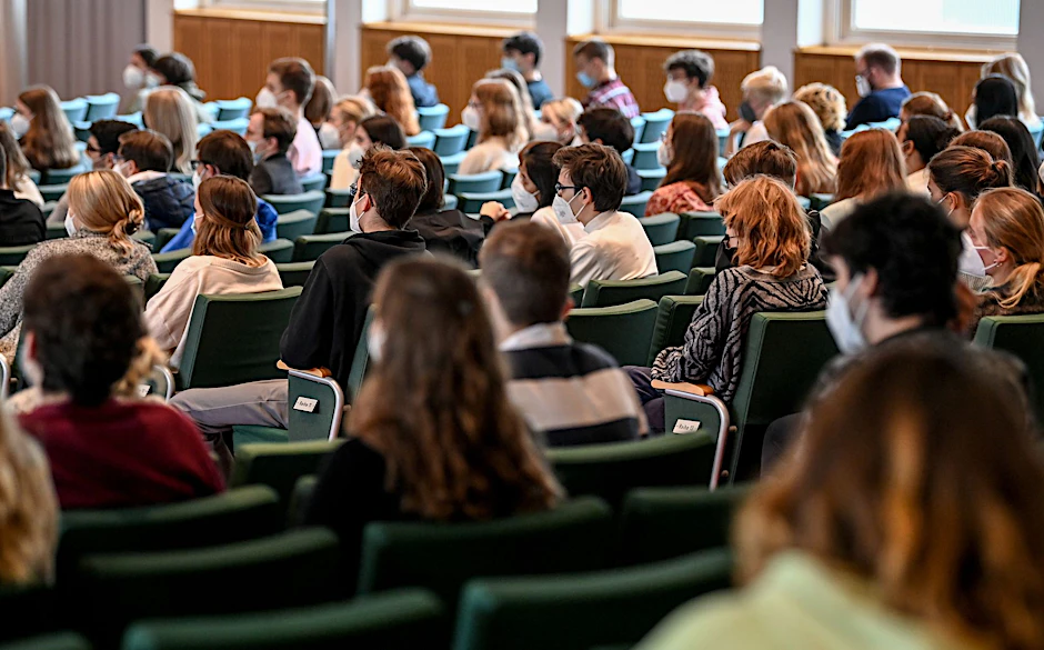 ARCHIV - Studenten sitzen in einem Hörsaal.  dpa/Archivbild