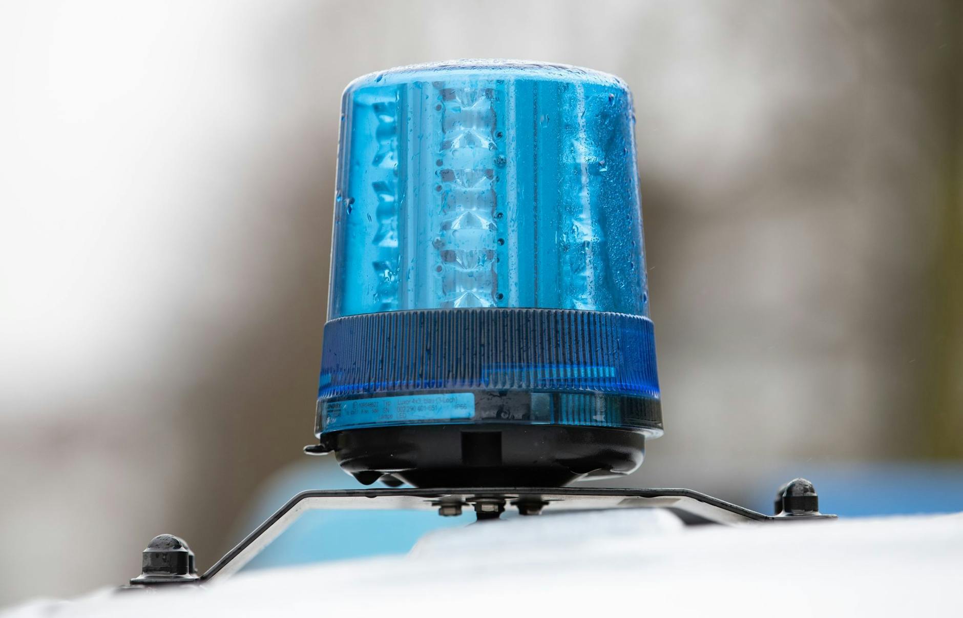 ARCHIV - Das Blaulicht auf dem Dach eines Einsatzwagens der Polizei.