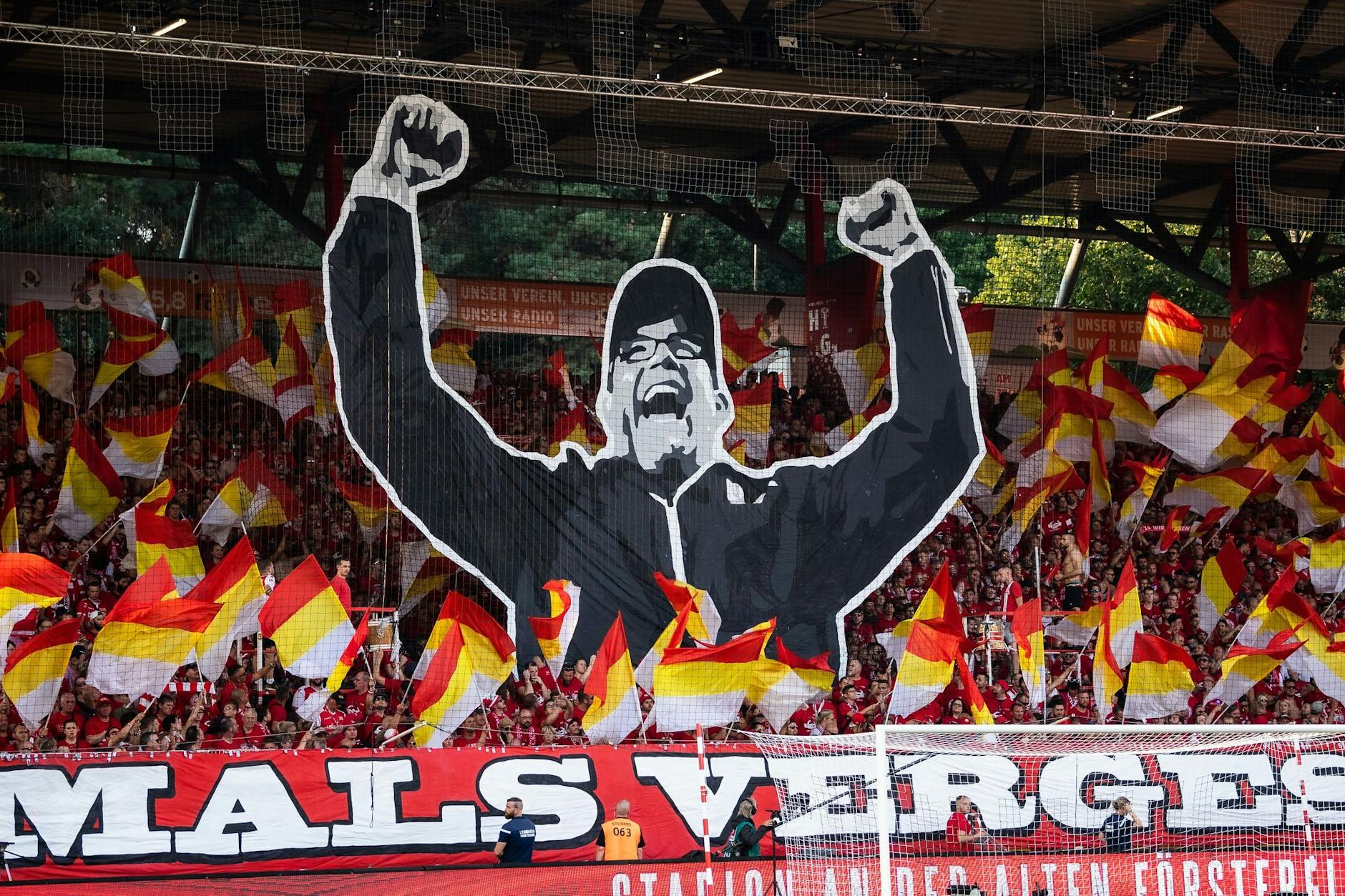 Die Fans des 1. FC Union auf der Waldseite wissen, welchen Anteil Trainer Urs Fischer am Erfolg hat und feiern den Schweizer regelmäßig.