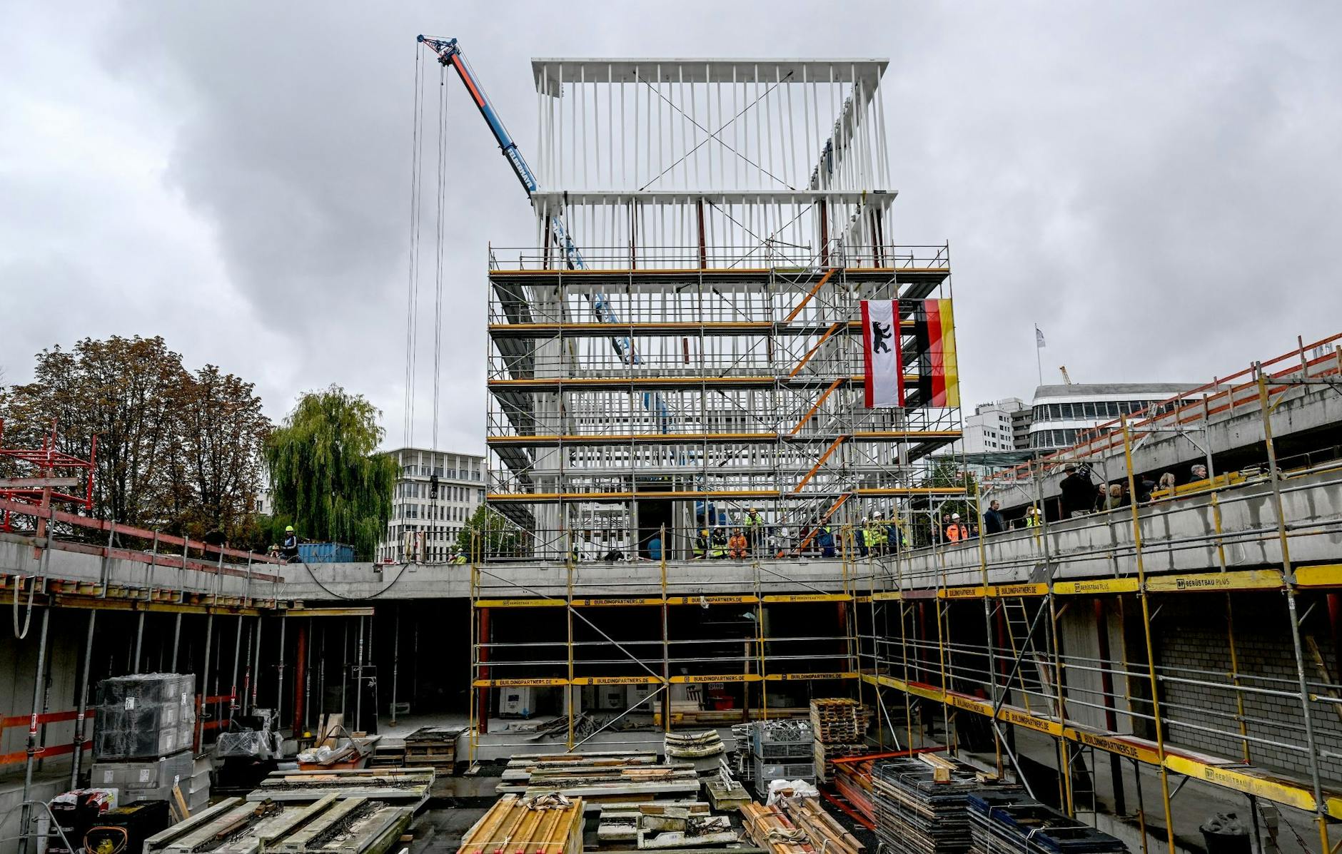 ARCHIV - Blick über die Baustelle für den Erweiterungsbau des Bauhaus-Archivs.