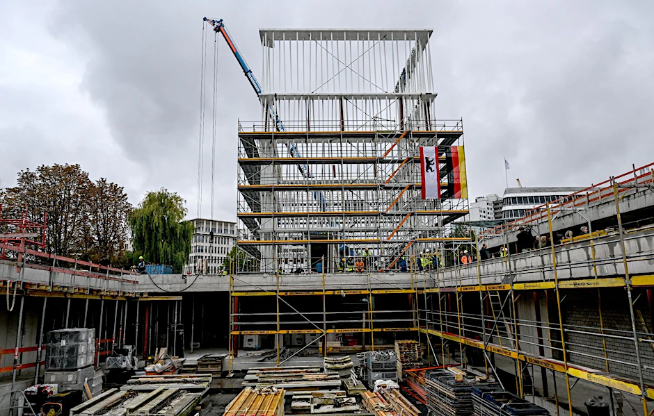 ARCHIV - Blick über die Baustelle für den Erweiterungsbau des Bauhaus-Archivs.  